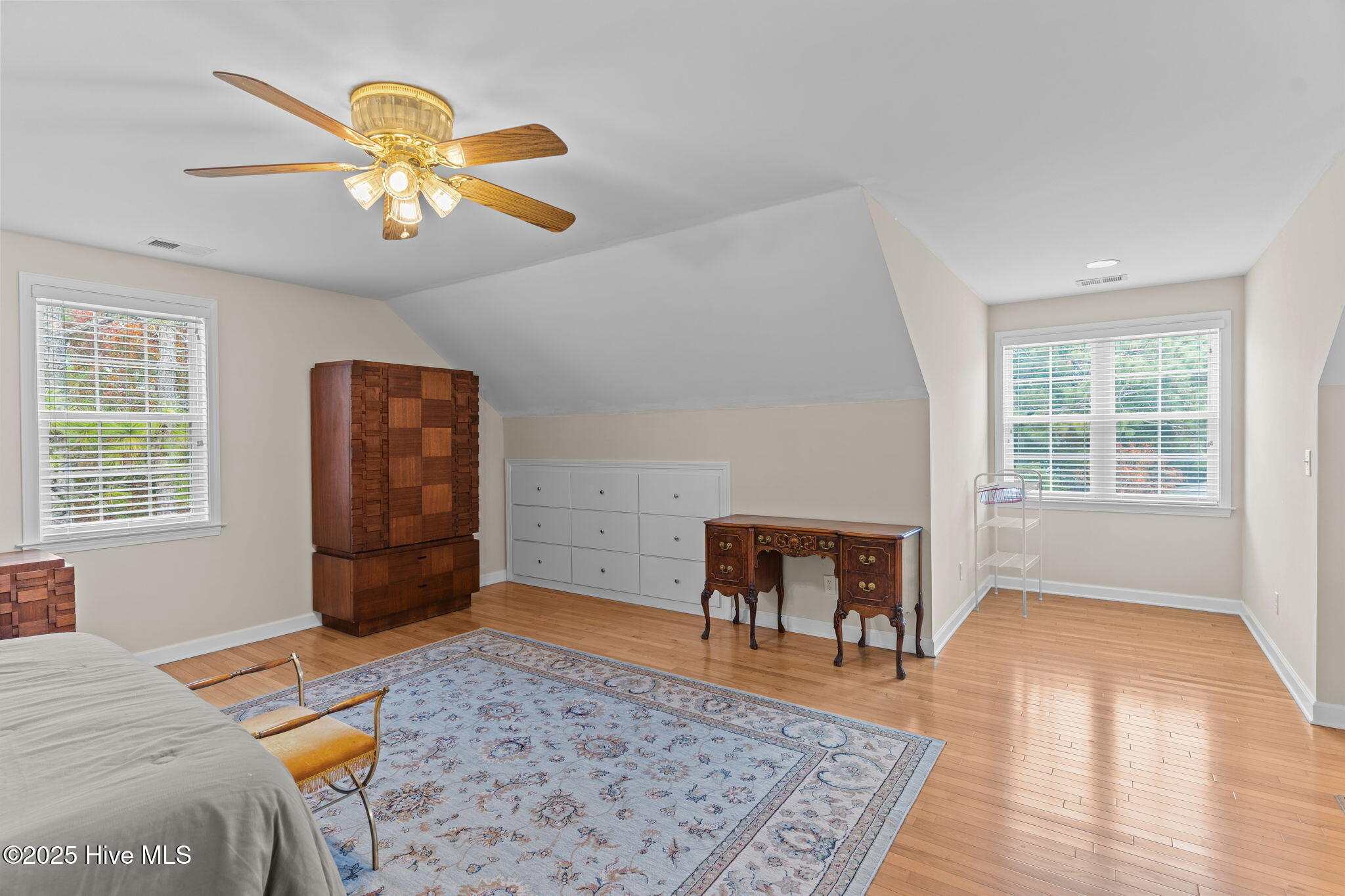 100543111 | Photo 65