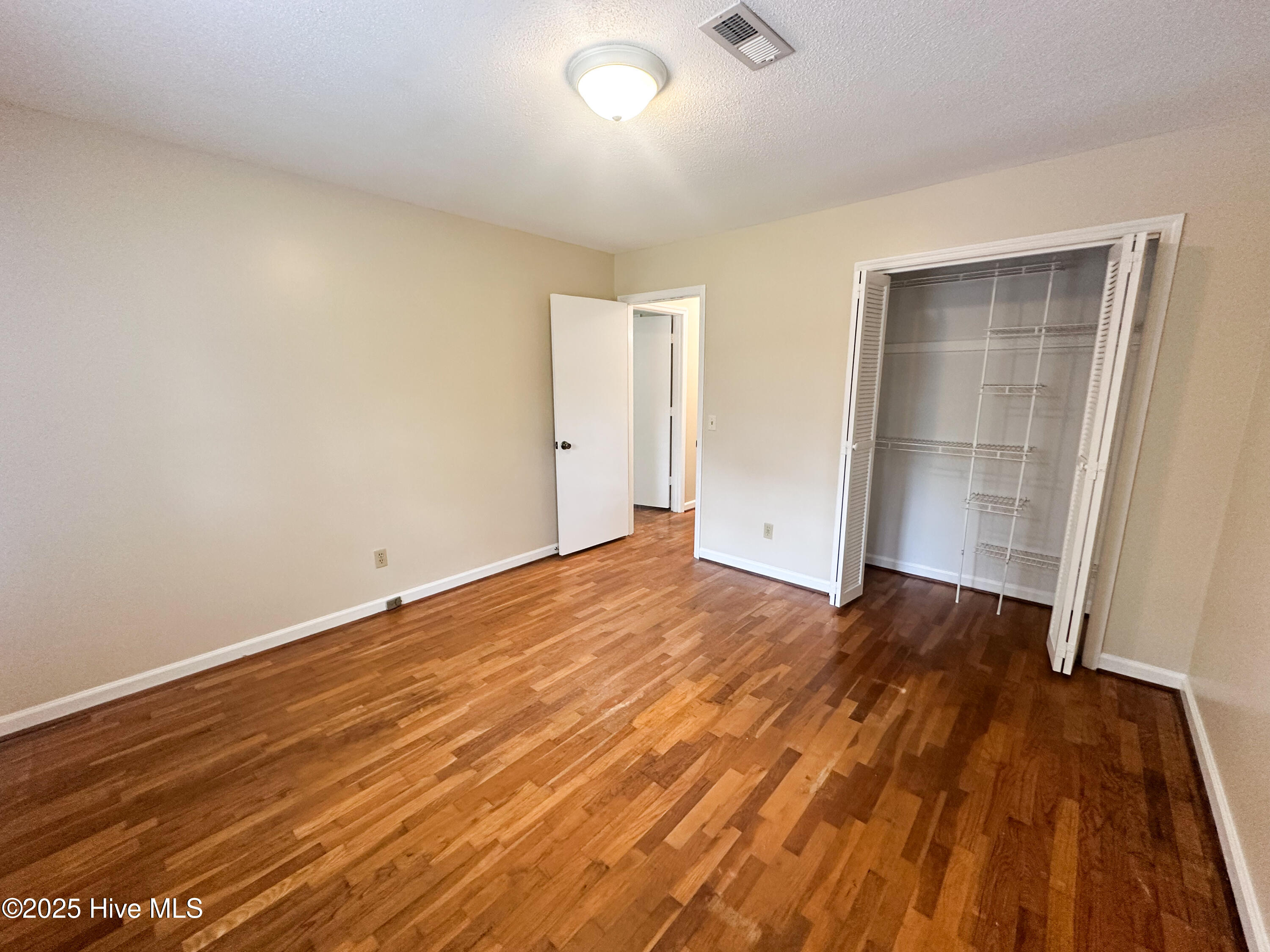 100529841 | Photo 19