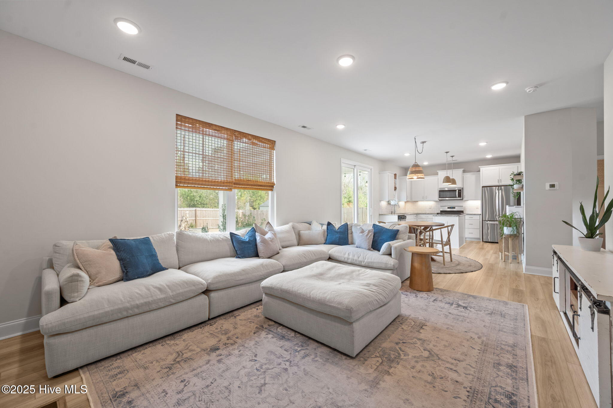 100547025 | Photo 22