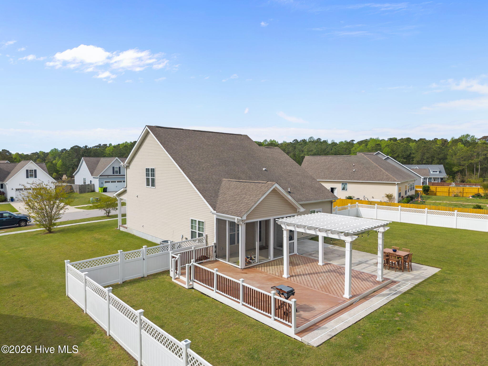 100567185 | Photo 36