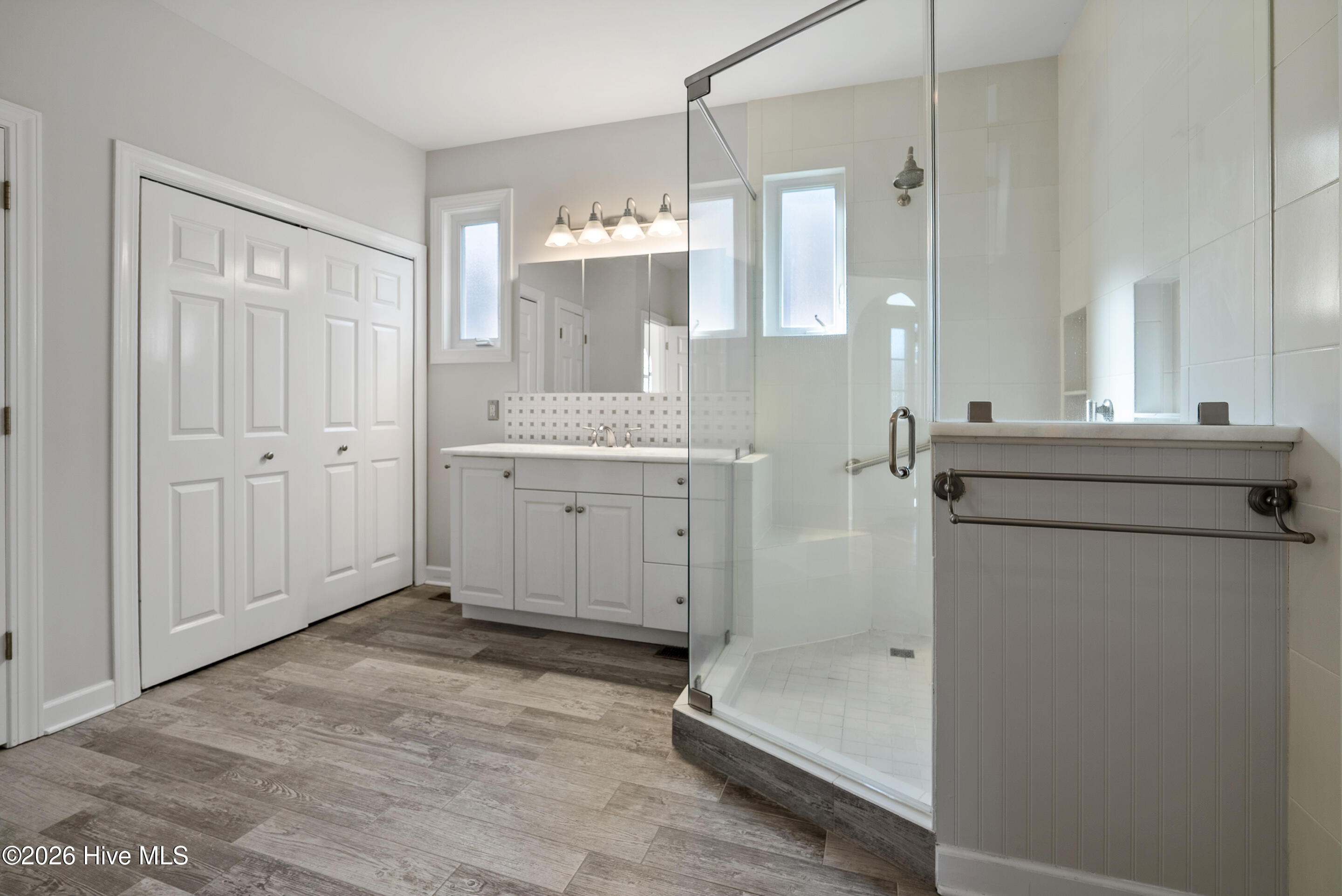 100558989 | Photo 24