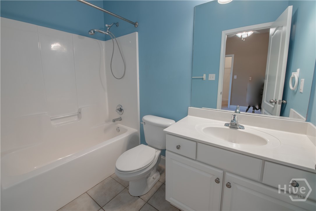 Full Bathroom of Secondary Suite