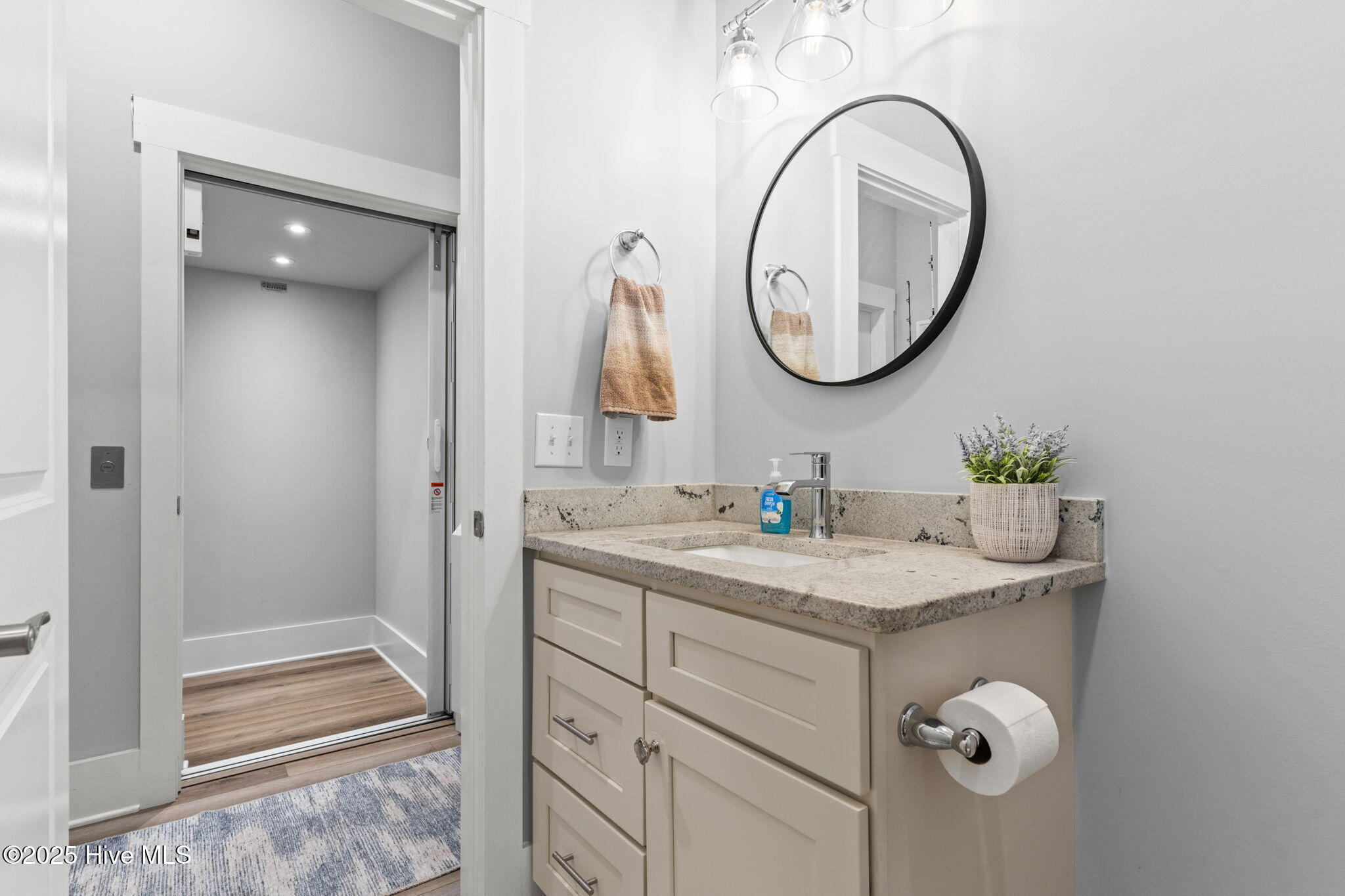 100542676 | Photo 42