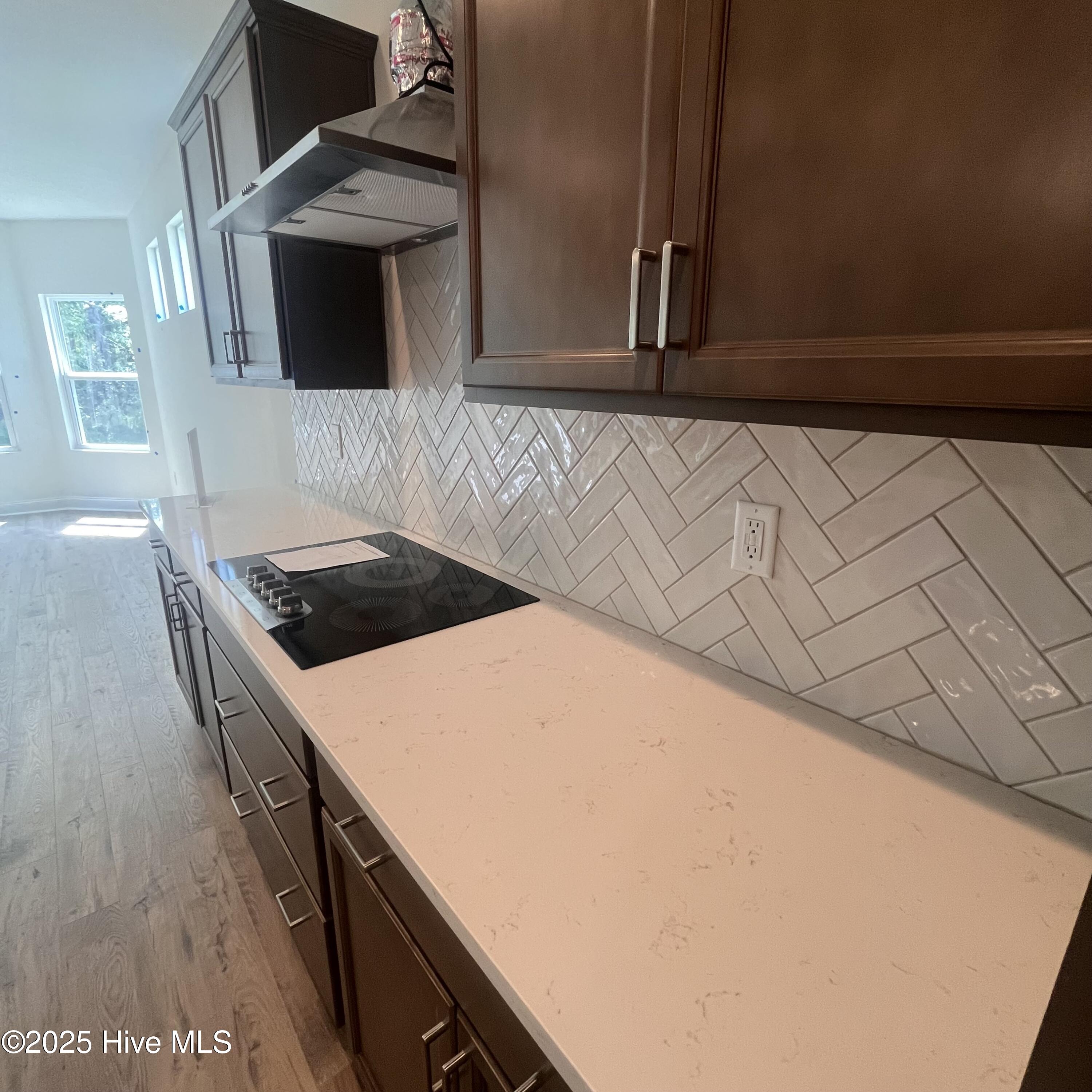 100517298 | Photo 12