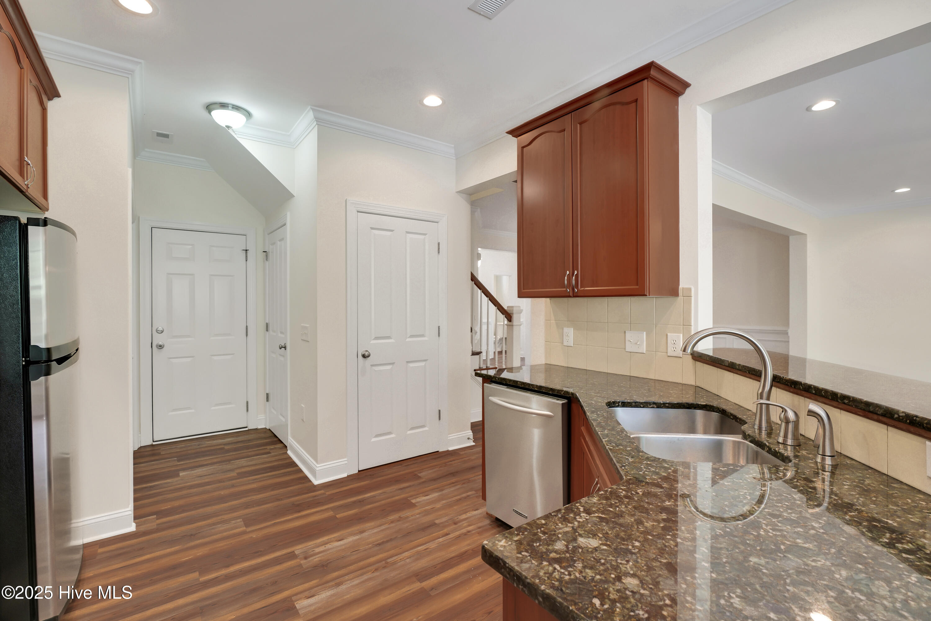 100531017 | Photo 12