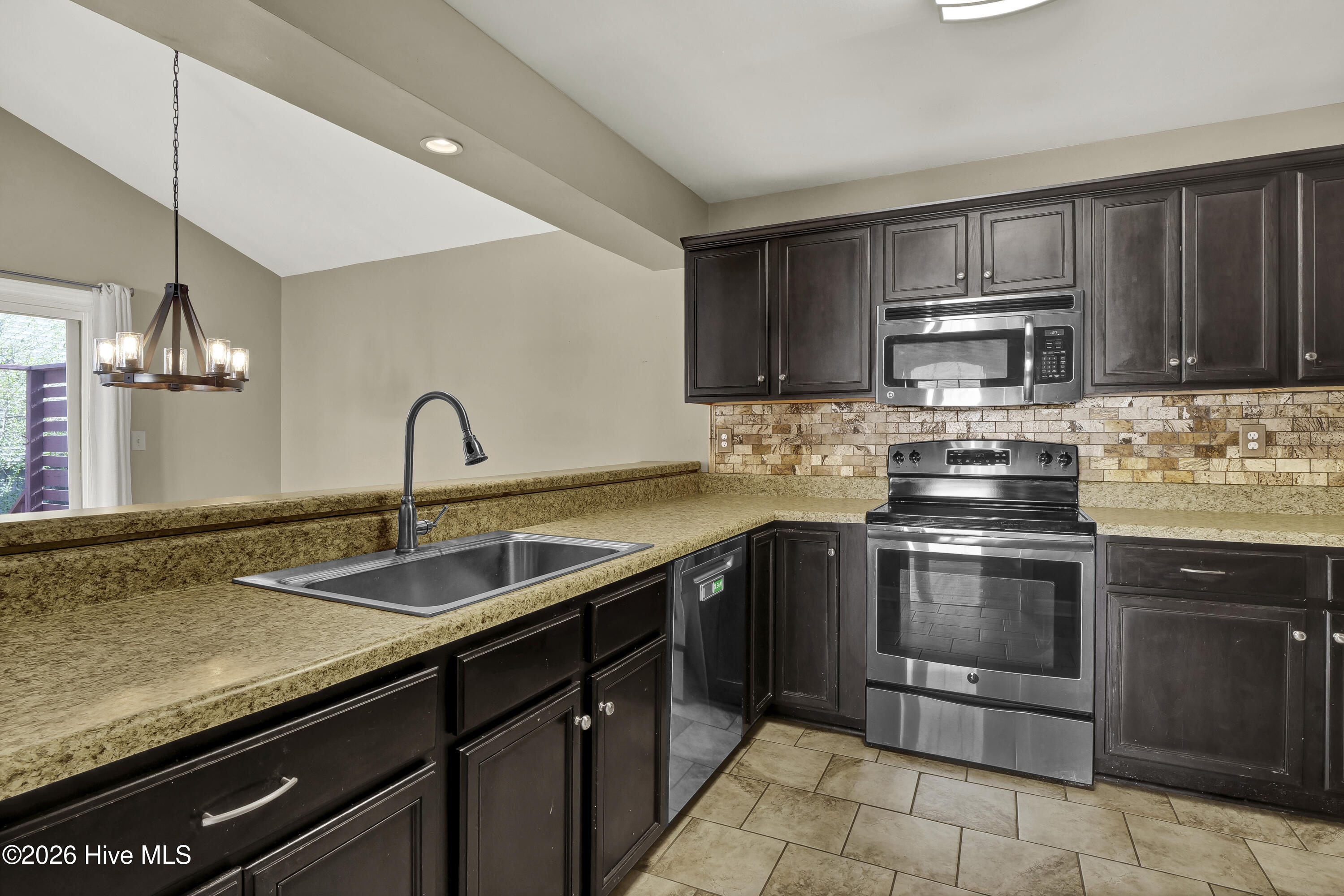 100551025 | Photo 13