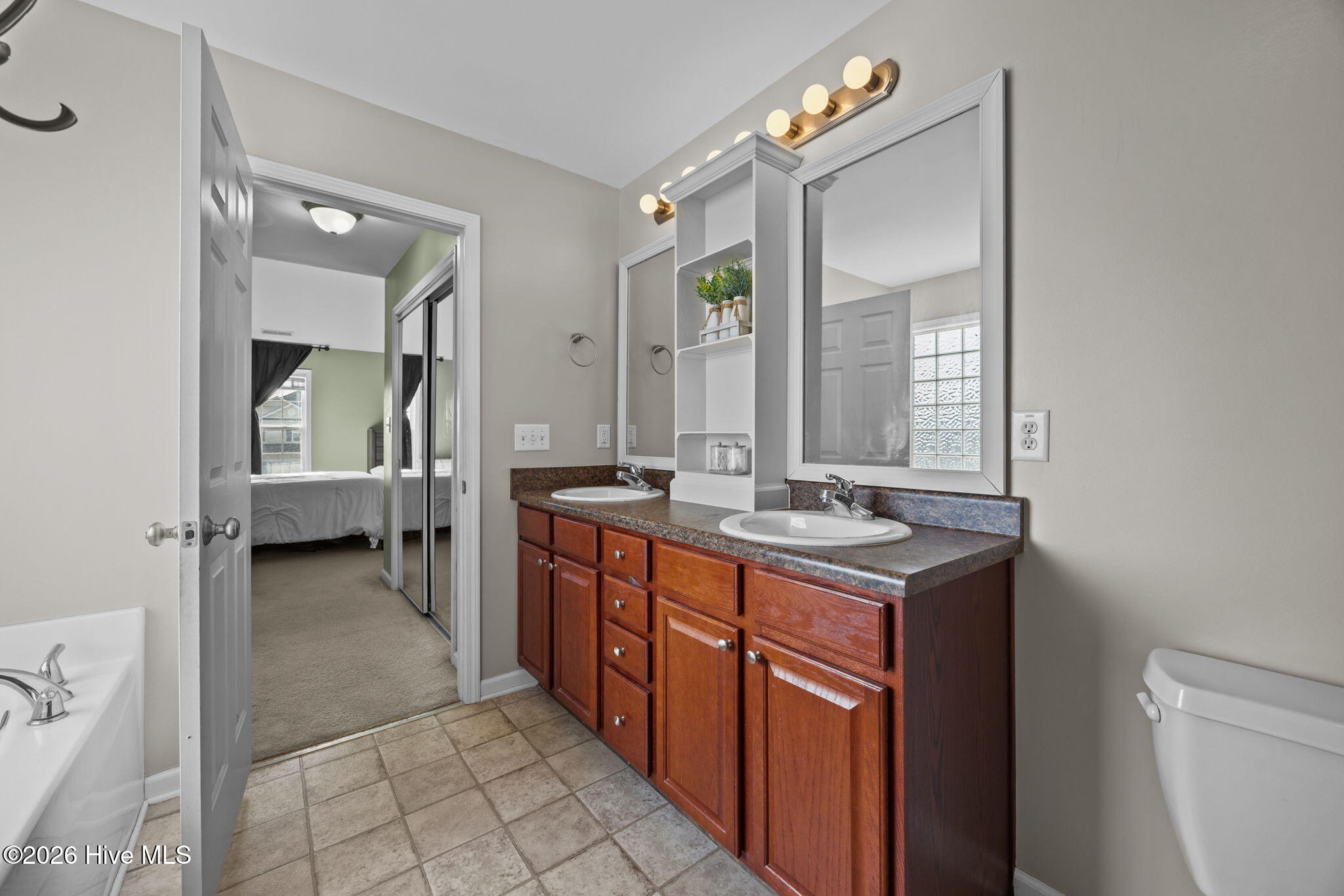 100550928 | Photo 21