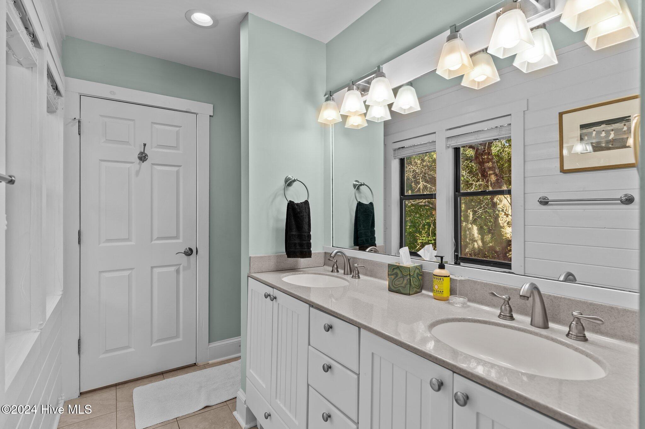 100477825 | Photo 31