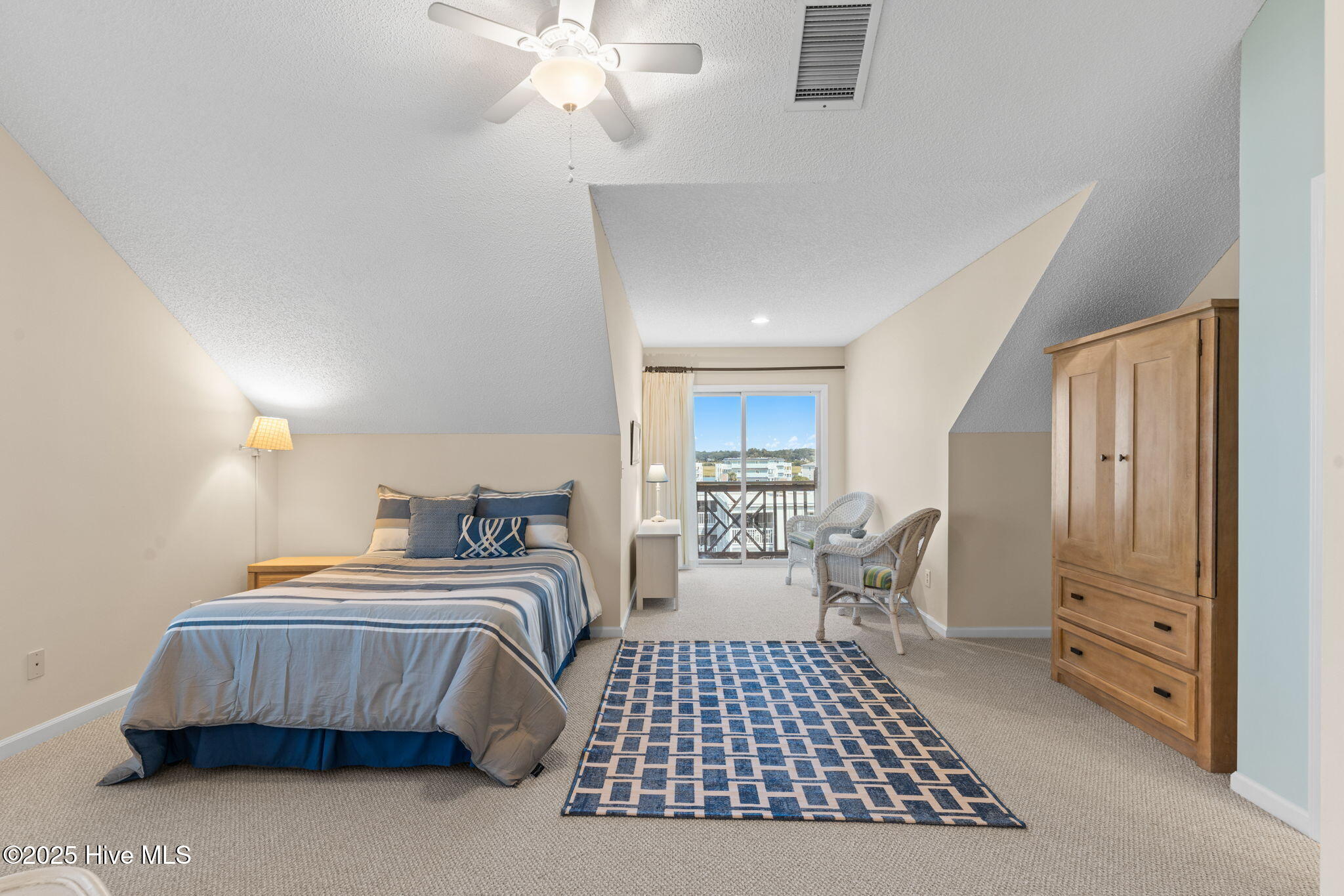 100527985 | Photo 32