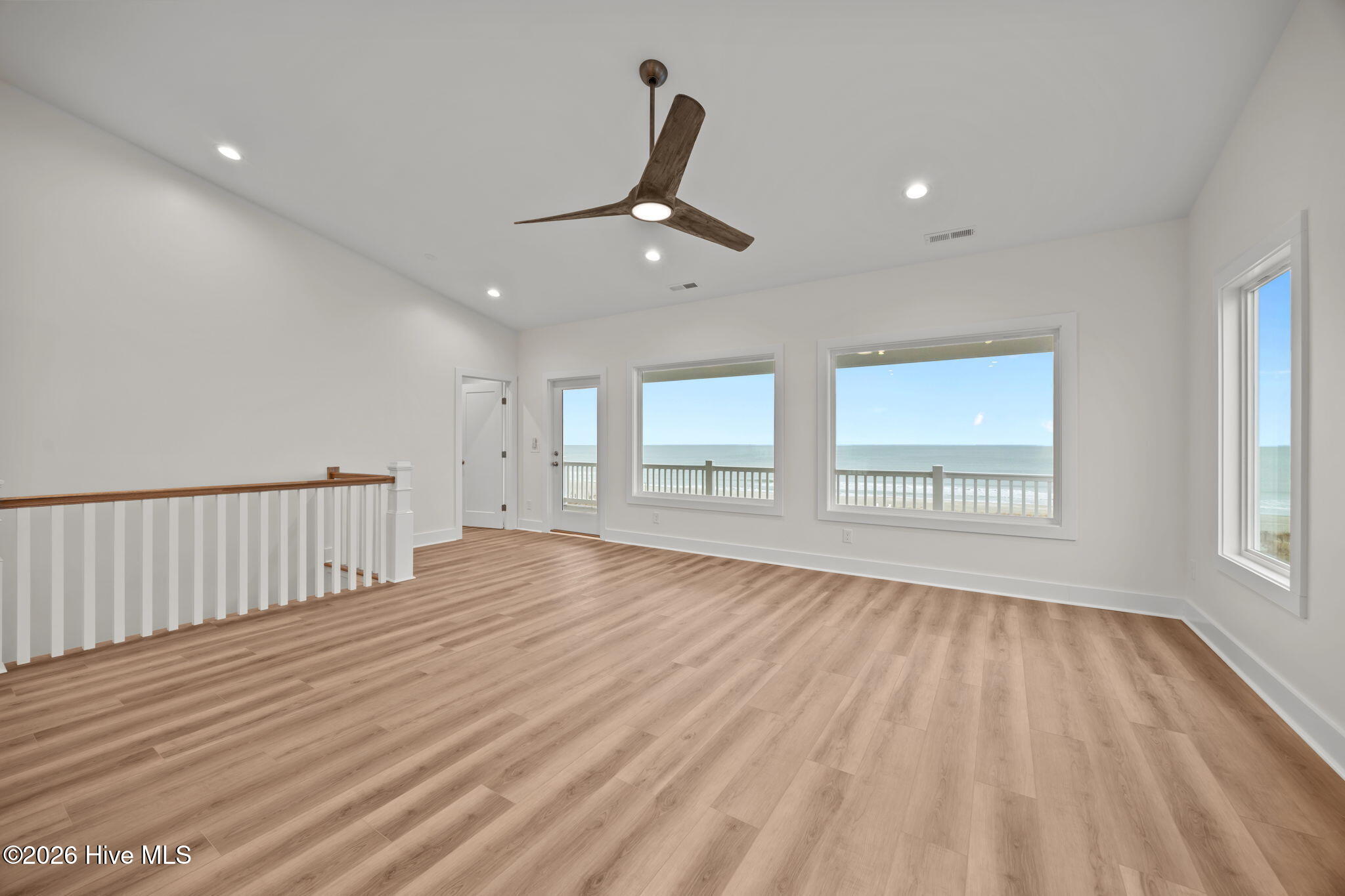 100552819 | Photo 14