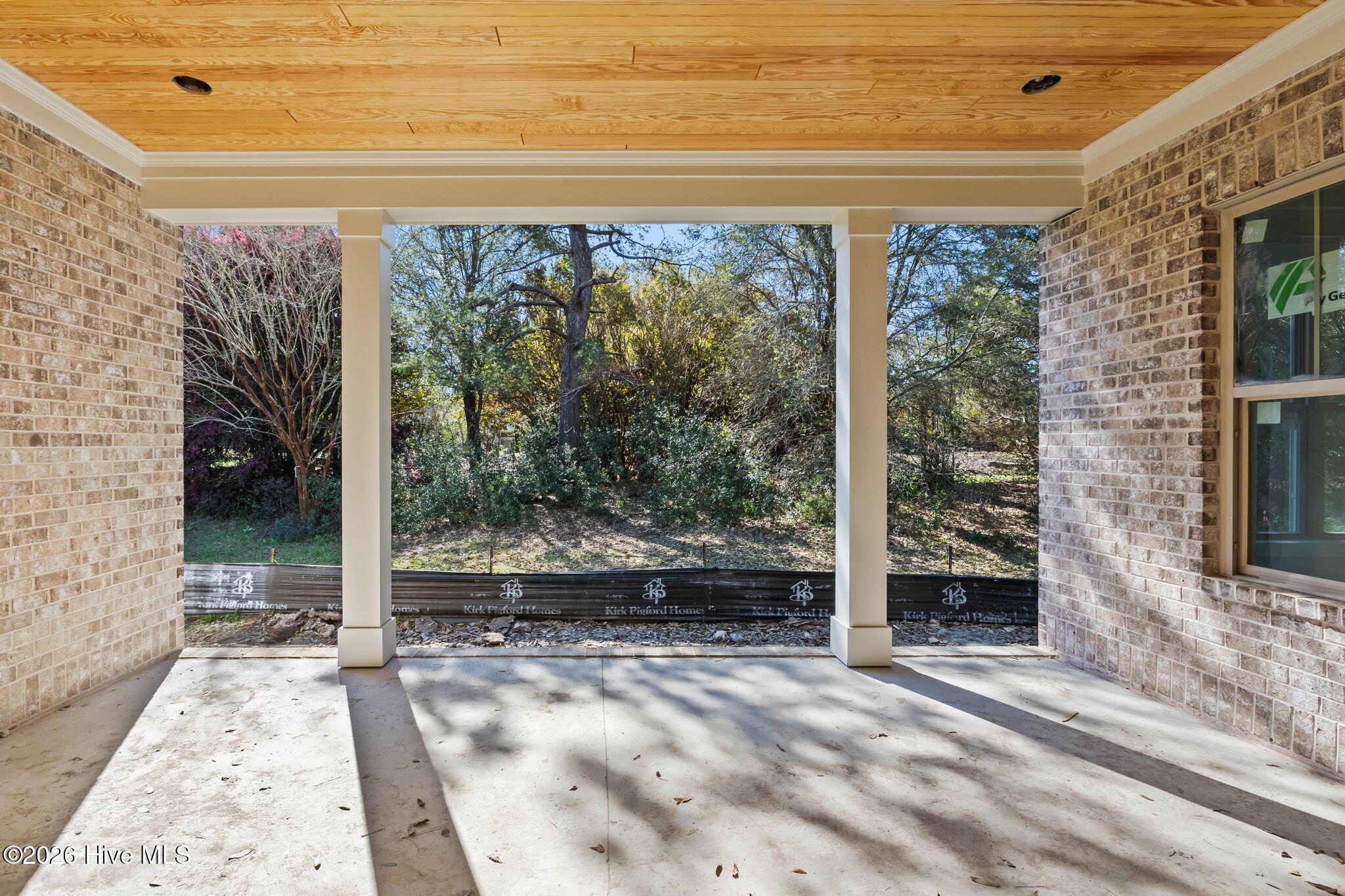 100568137 | Photo 18