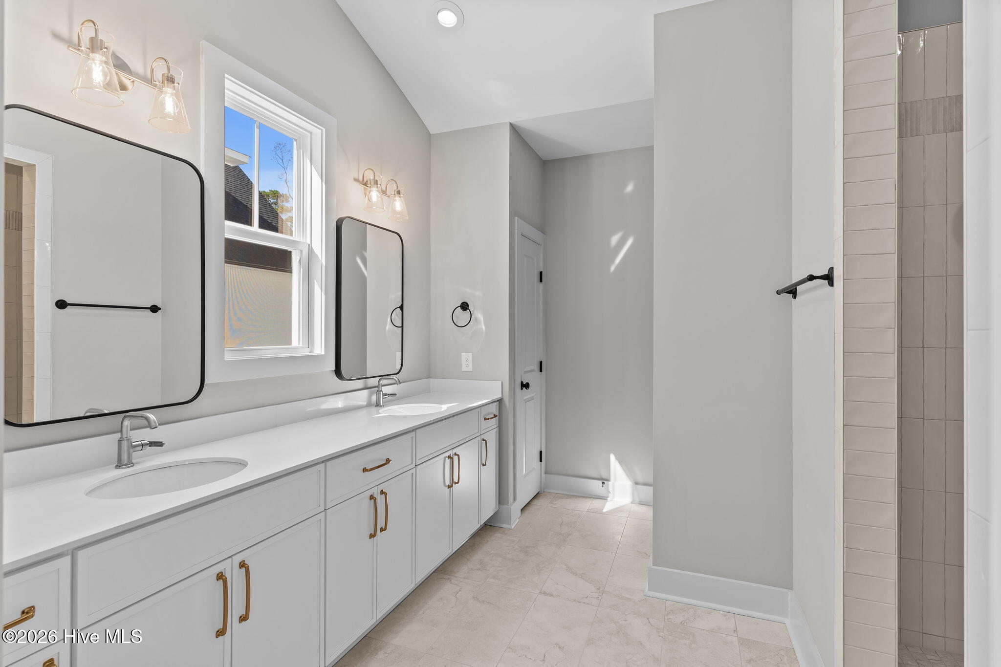 100548925 | Photo 28