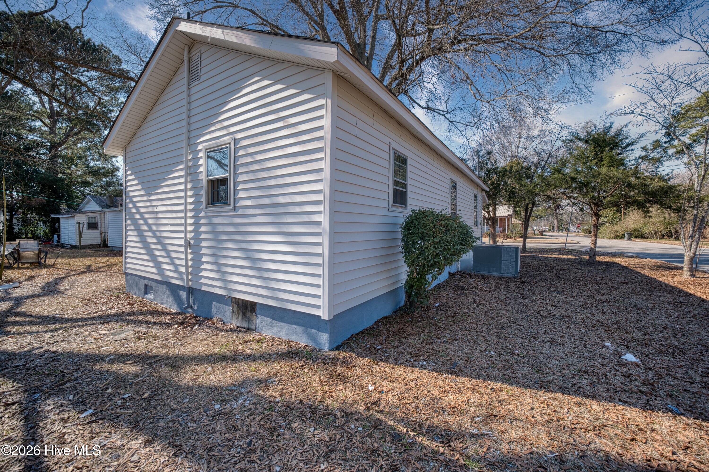 Undisclosed Address, Farmville, NC, 27828