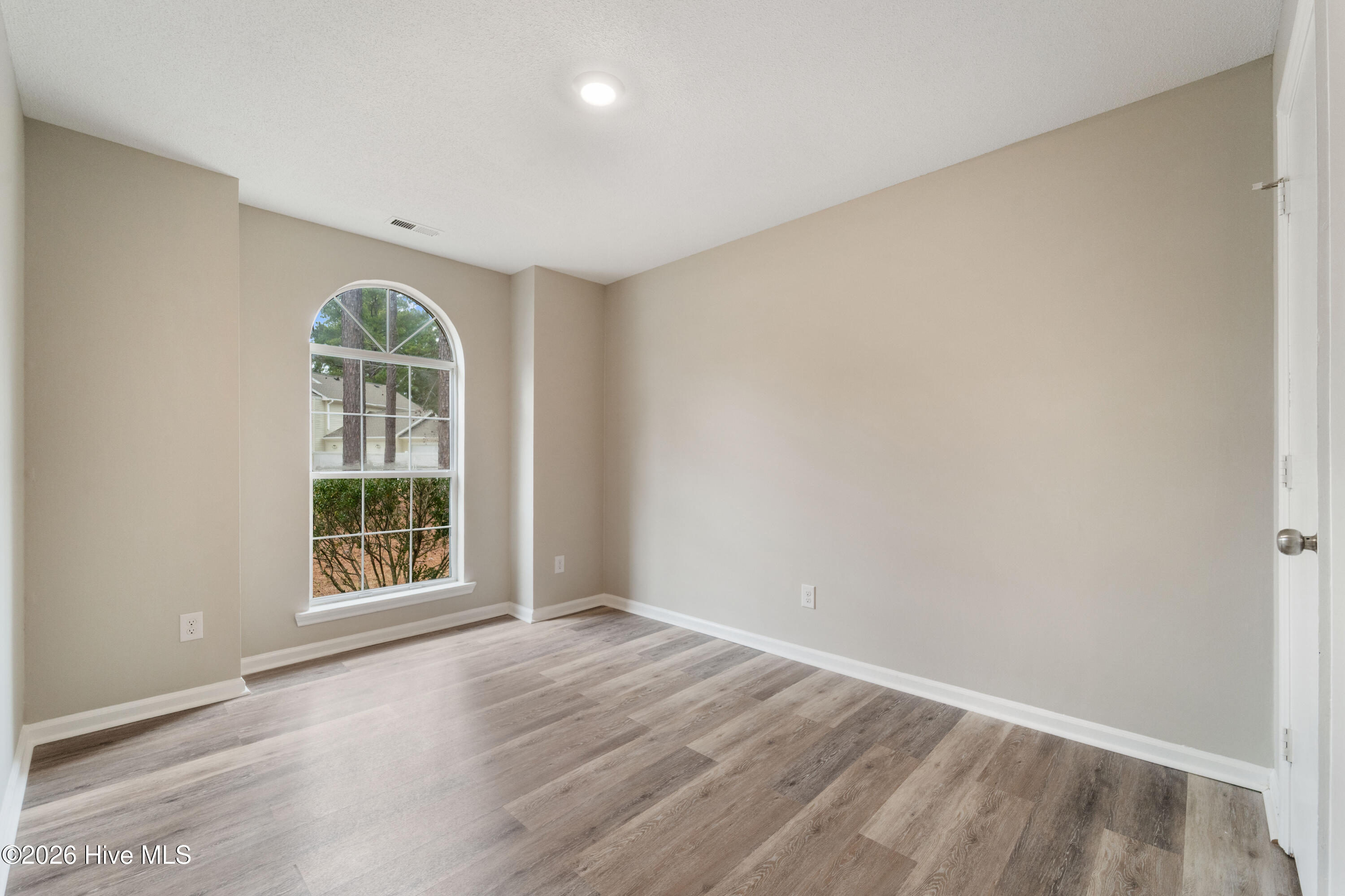 100558242 | Photo 21