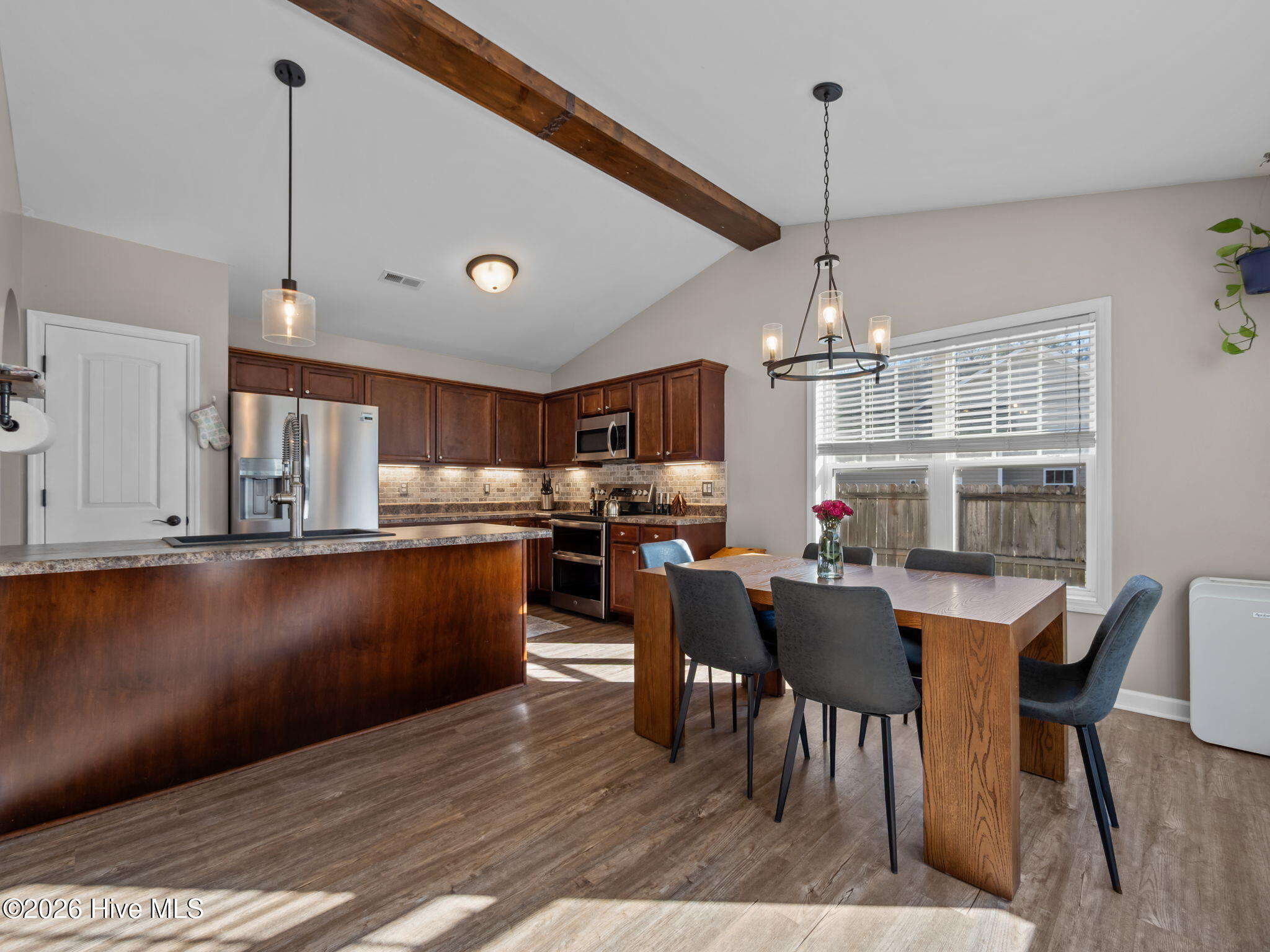 100549308 | Photo 11