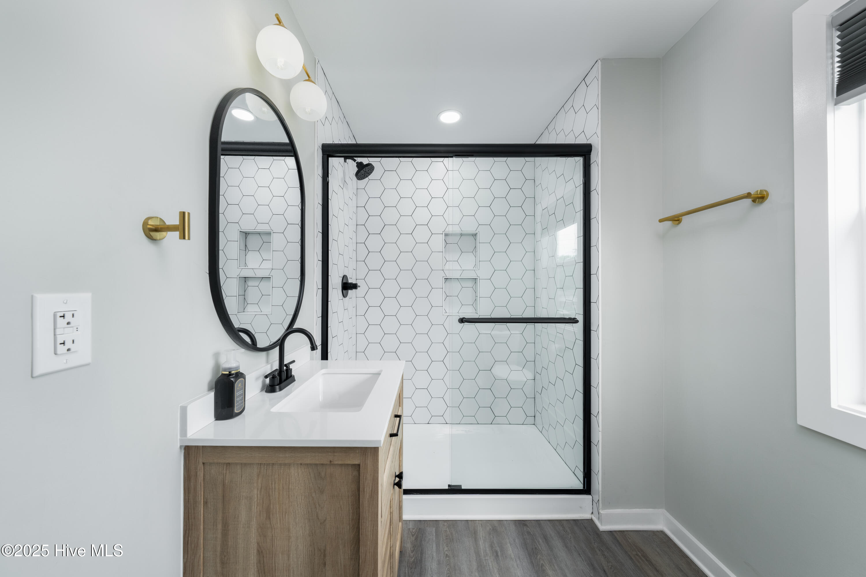 100550898 | Photo 14