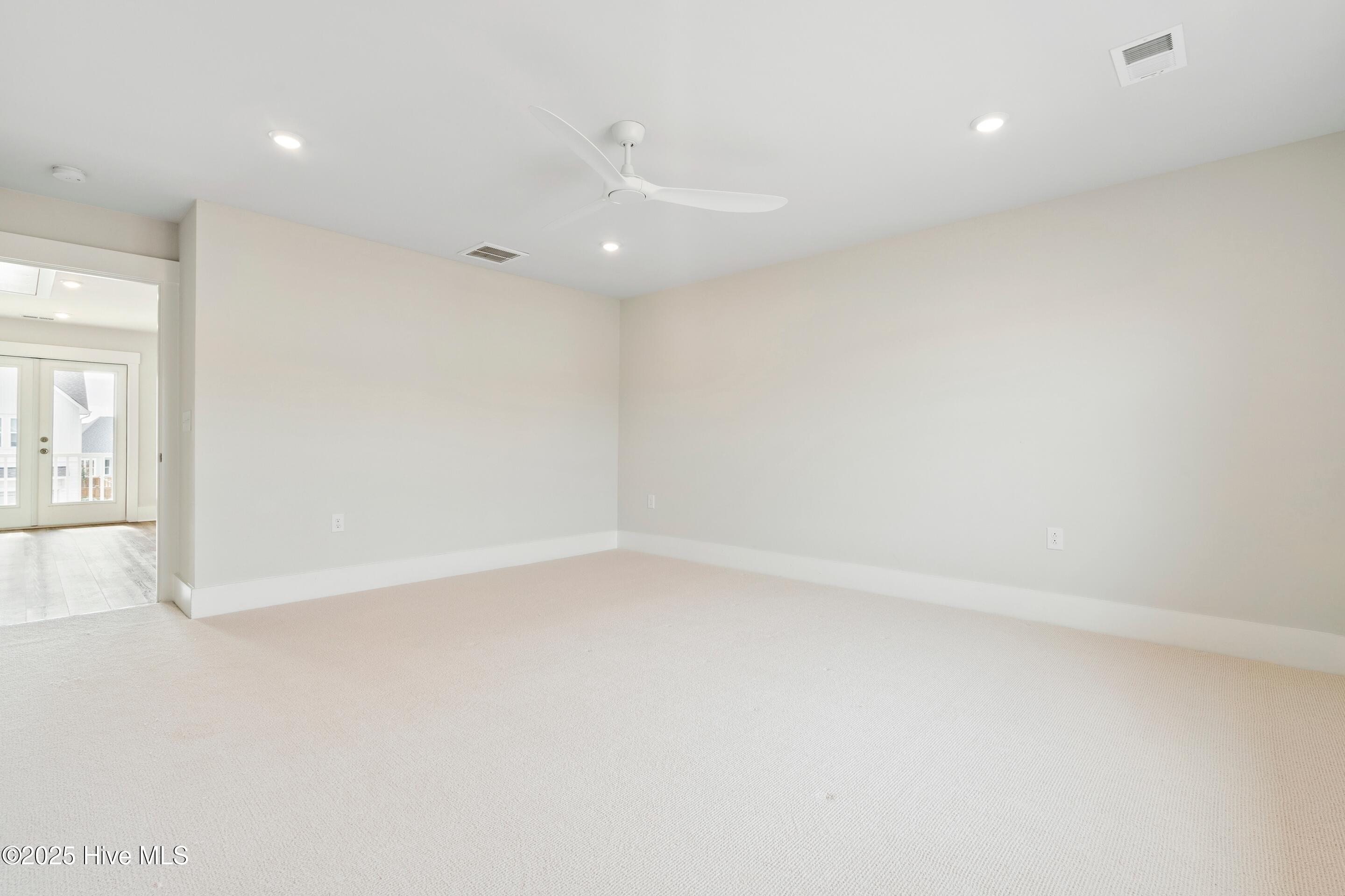 100547045 | Photo 40