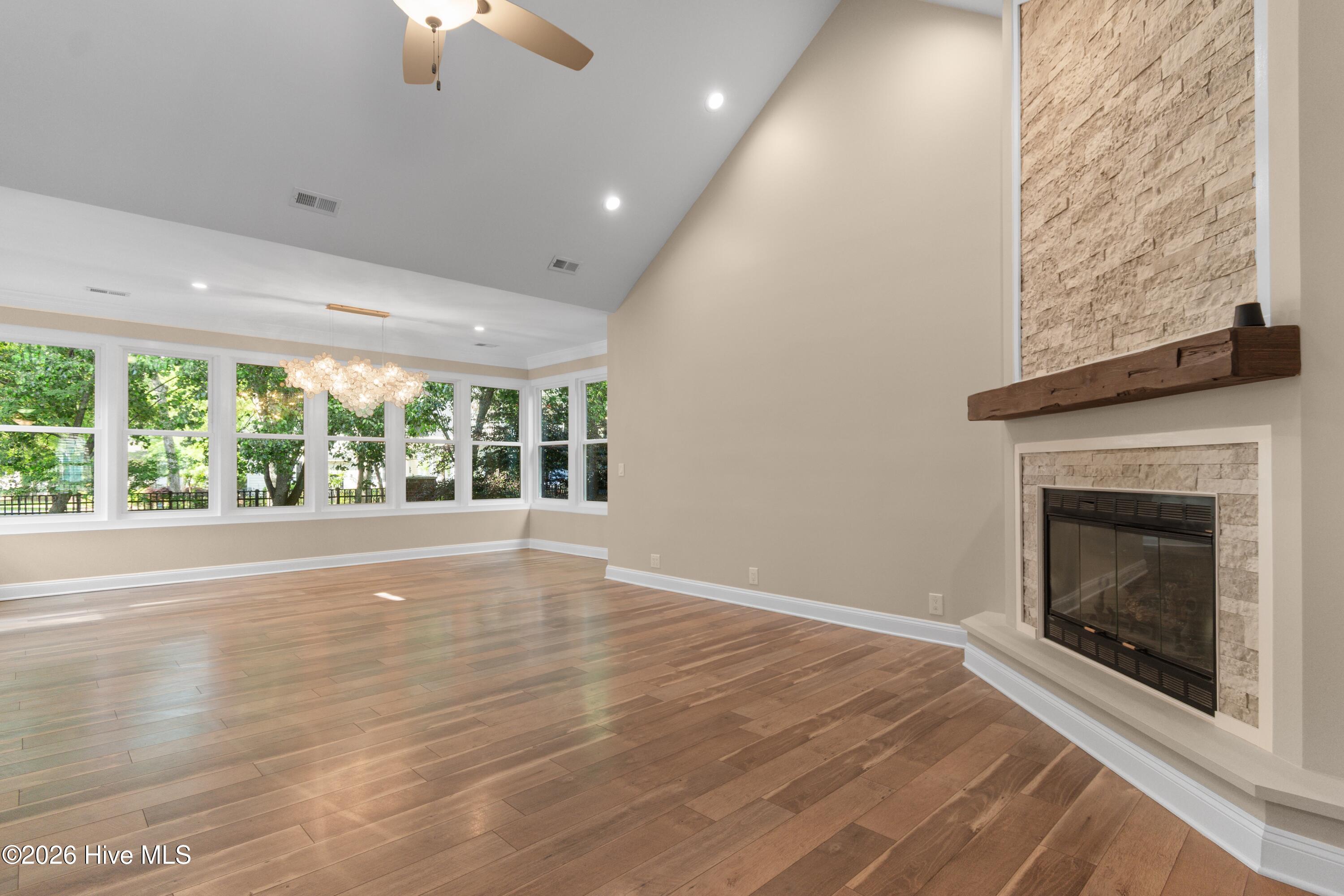 100569260 | Photo 16