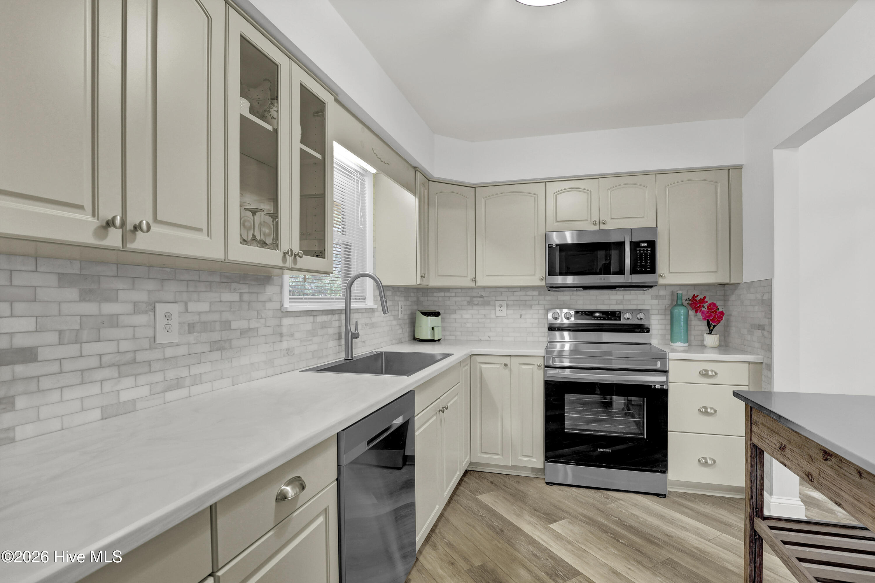 100549280 | Photo 17