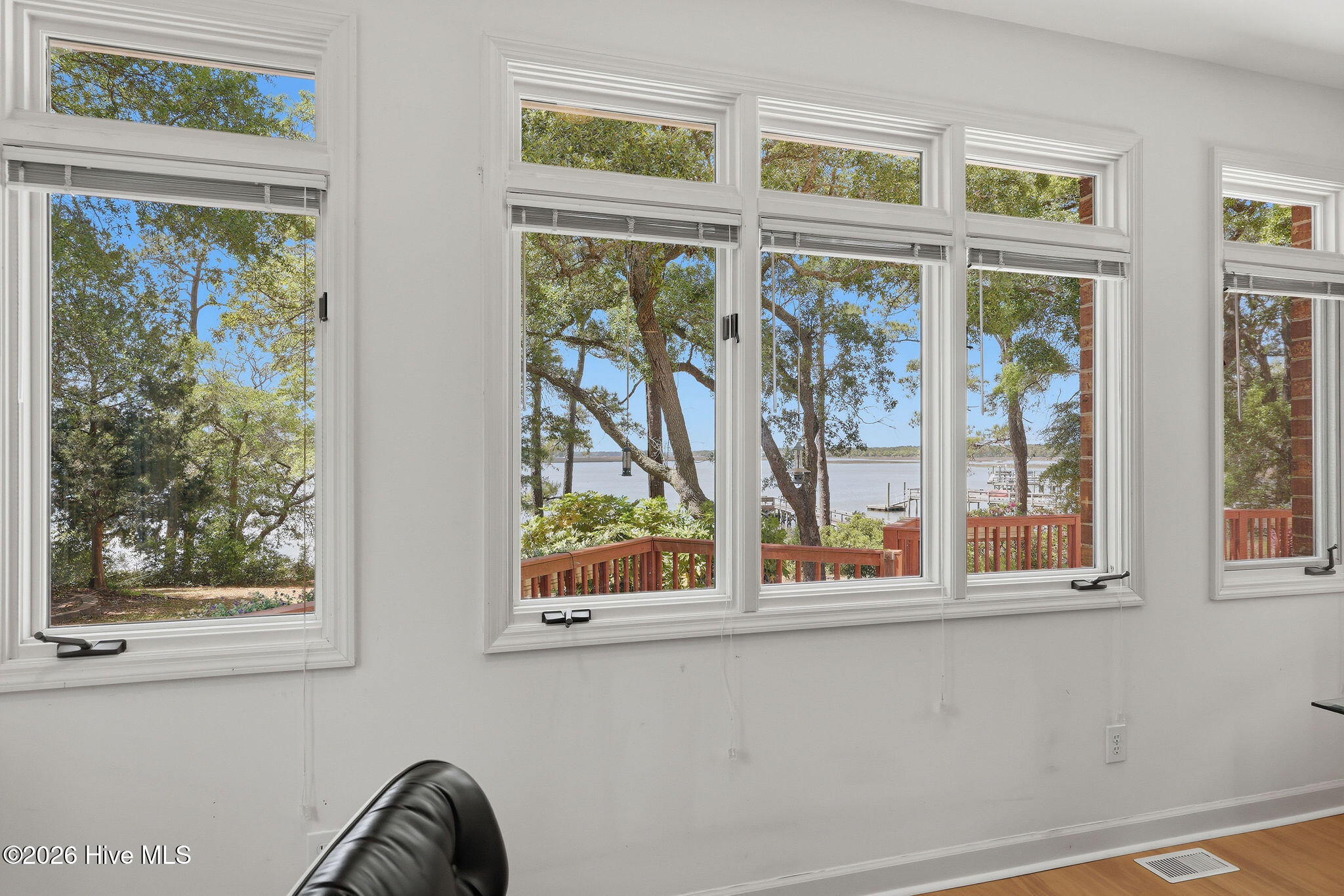 100570378 | Photo 13