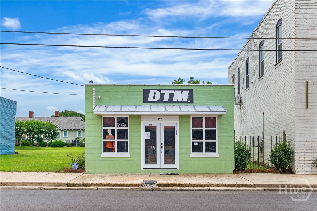 Front of Clothing Store Retail