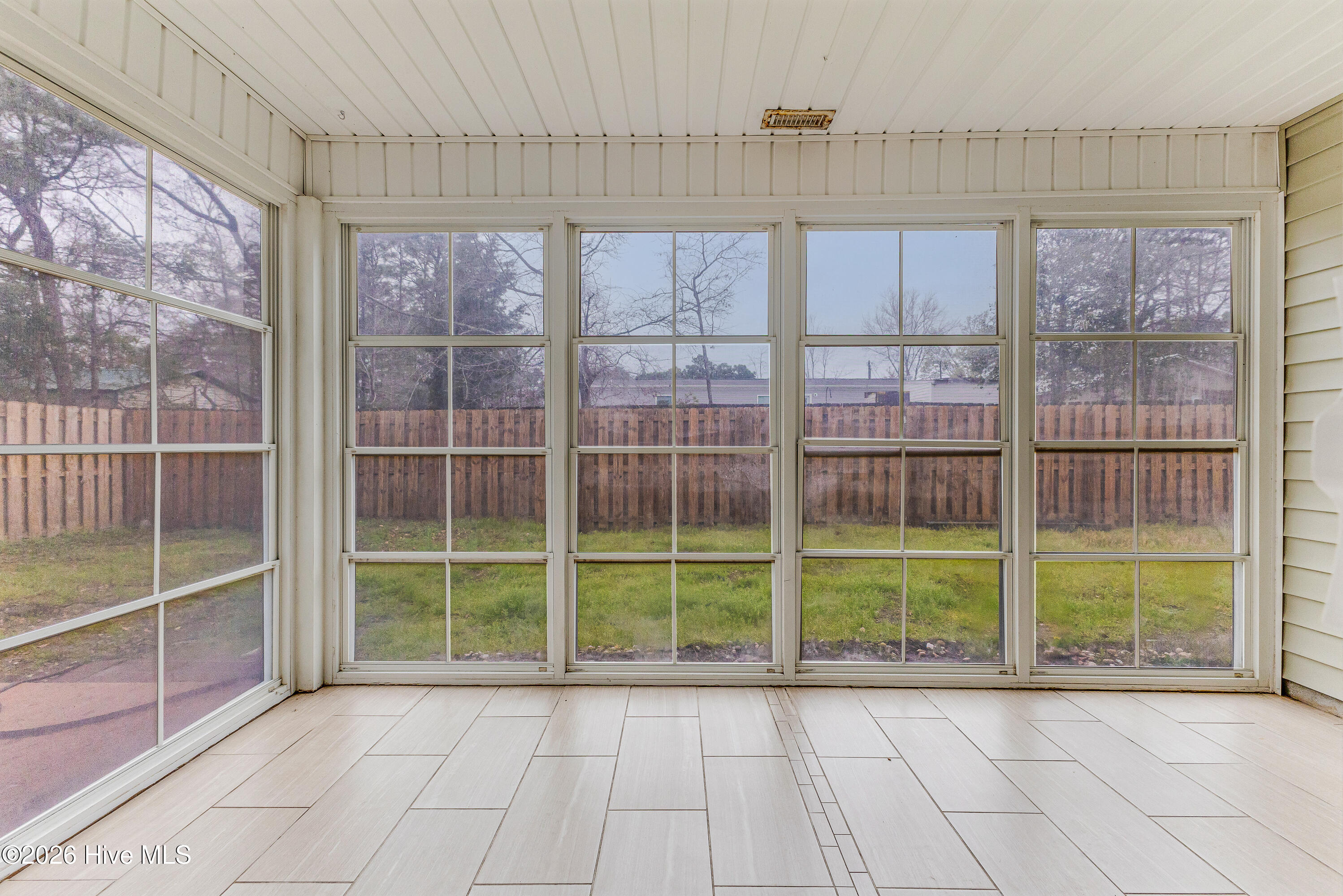 100562129 | Photo 33