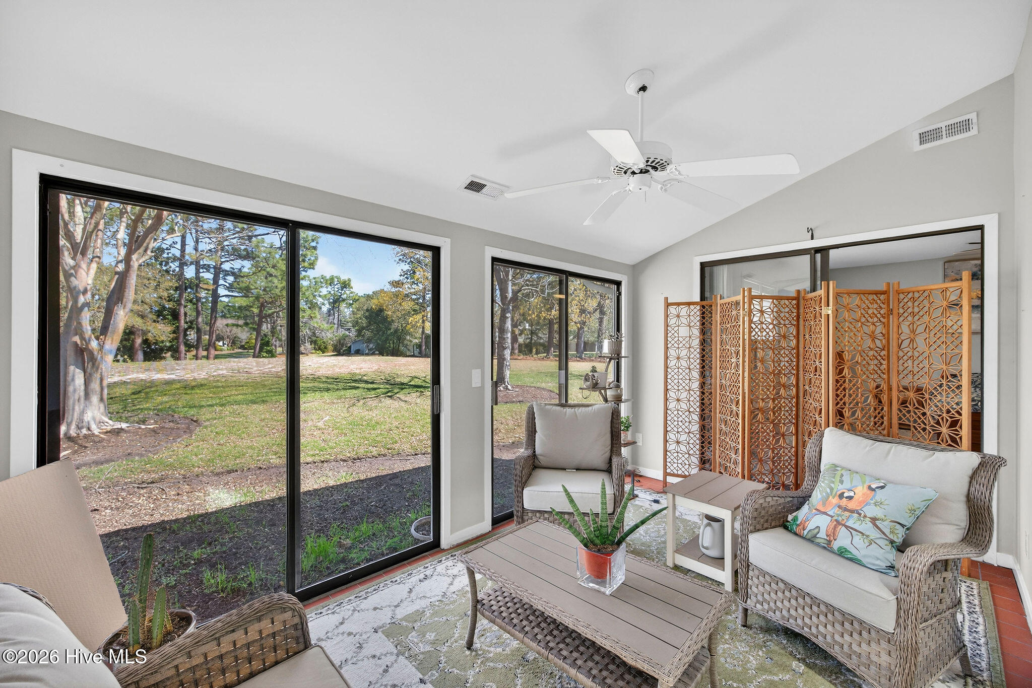 100563726 | Photo 15