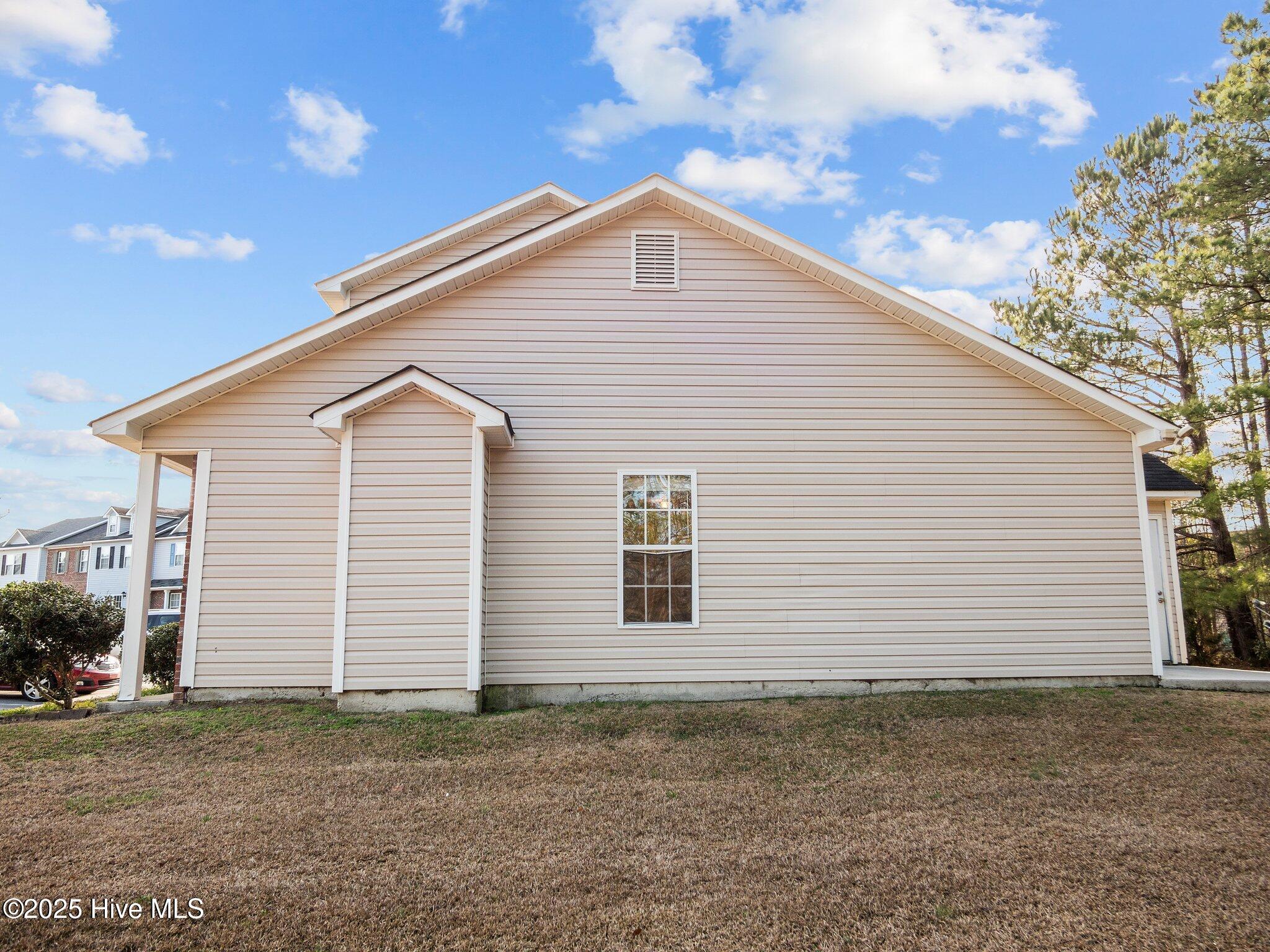 100570696 | Photo 24