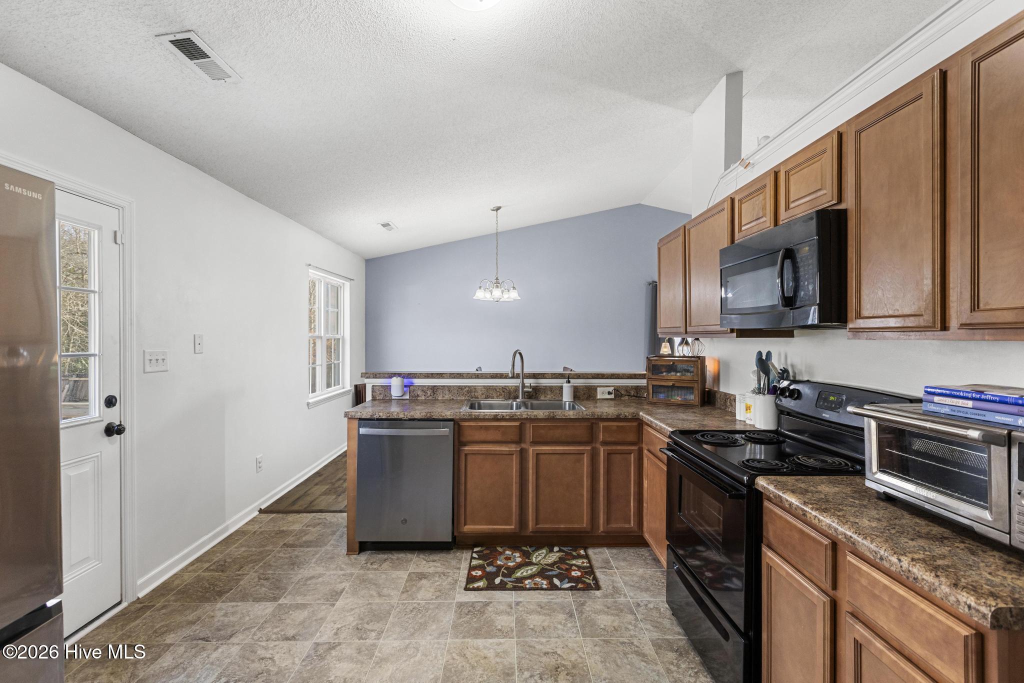 100549884 | Photo 12