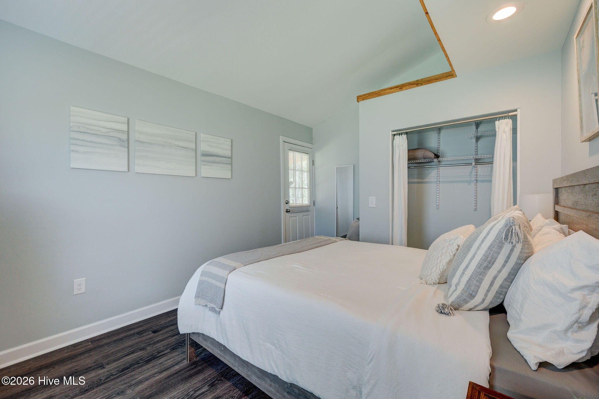 100558109 | Photo 30