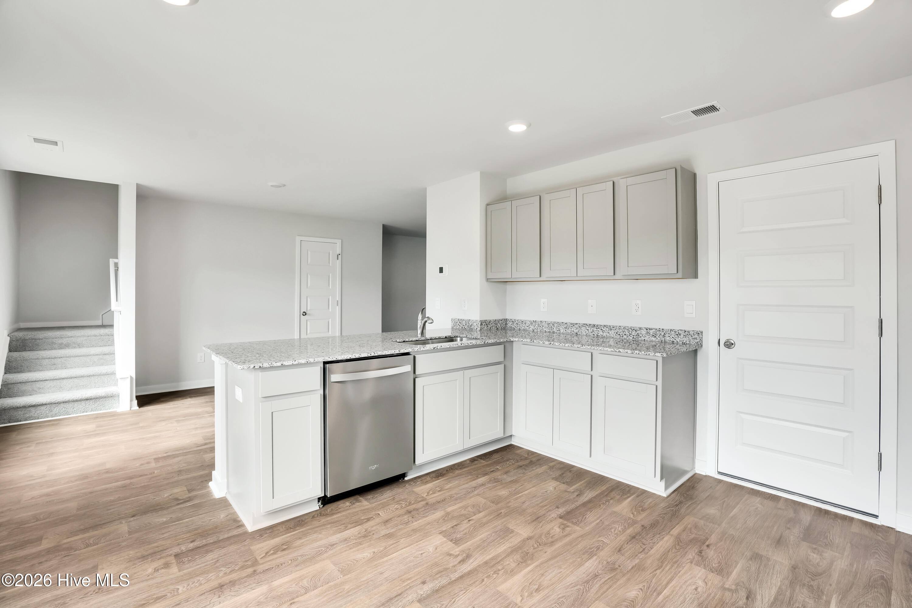 100561800 | Photo 15