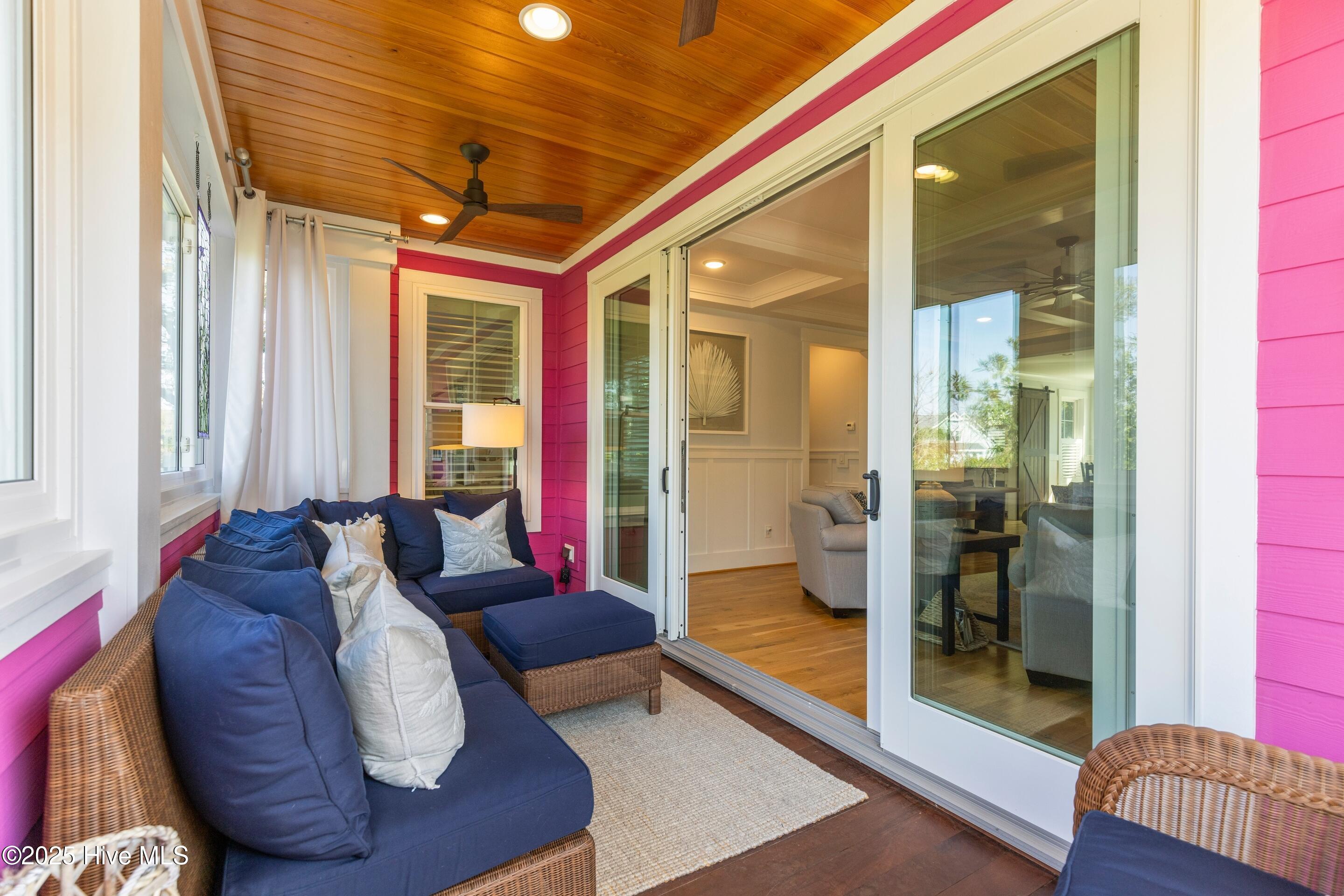 100540413 | Photo 16