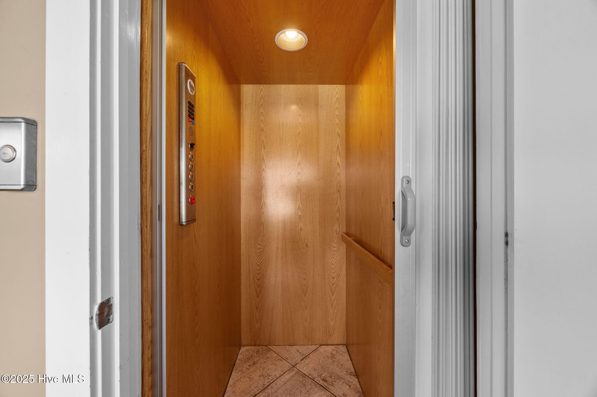 100525610 | Photo 38