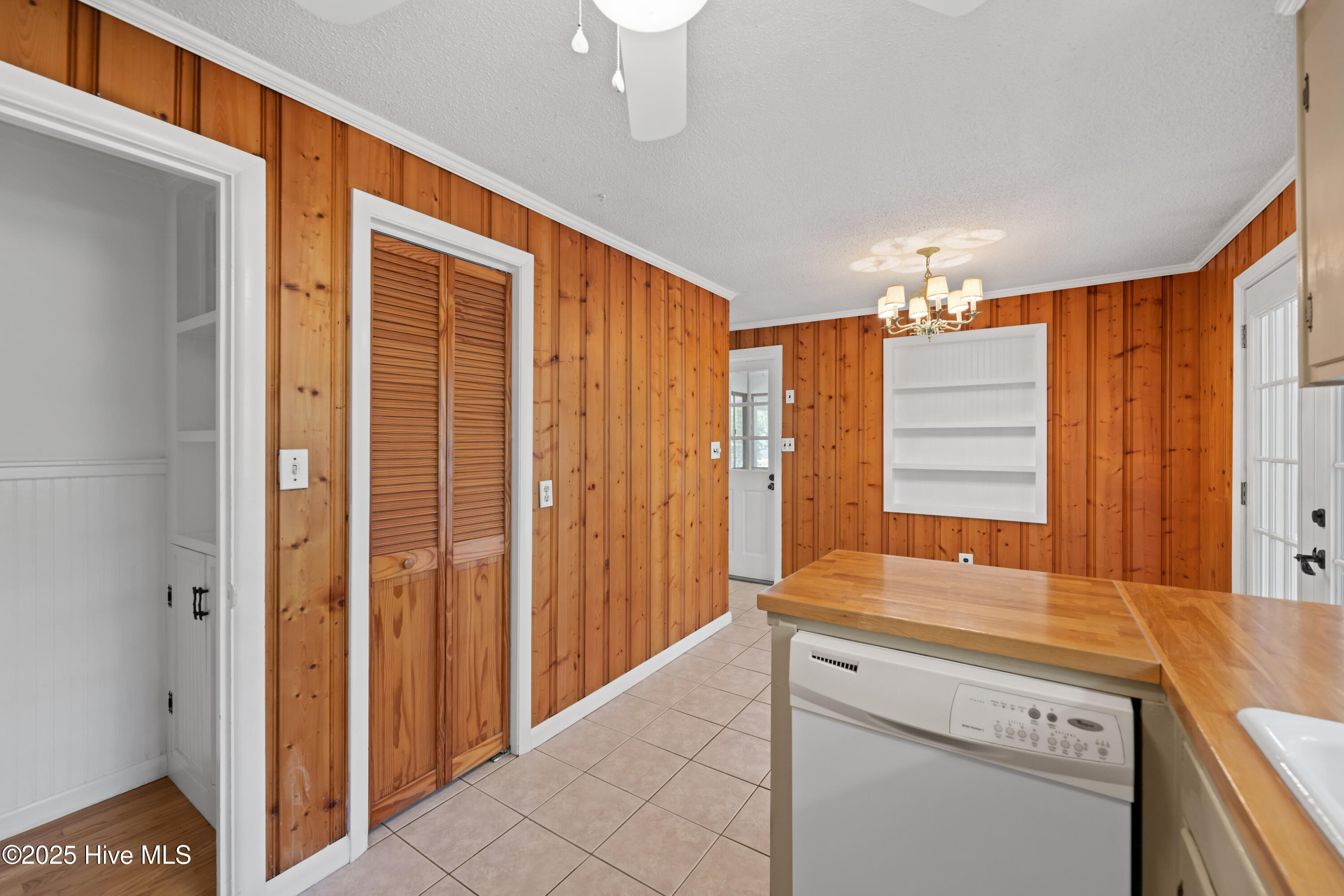 100548409 | Photo 16