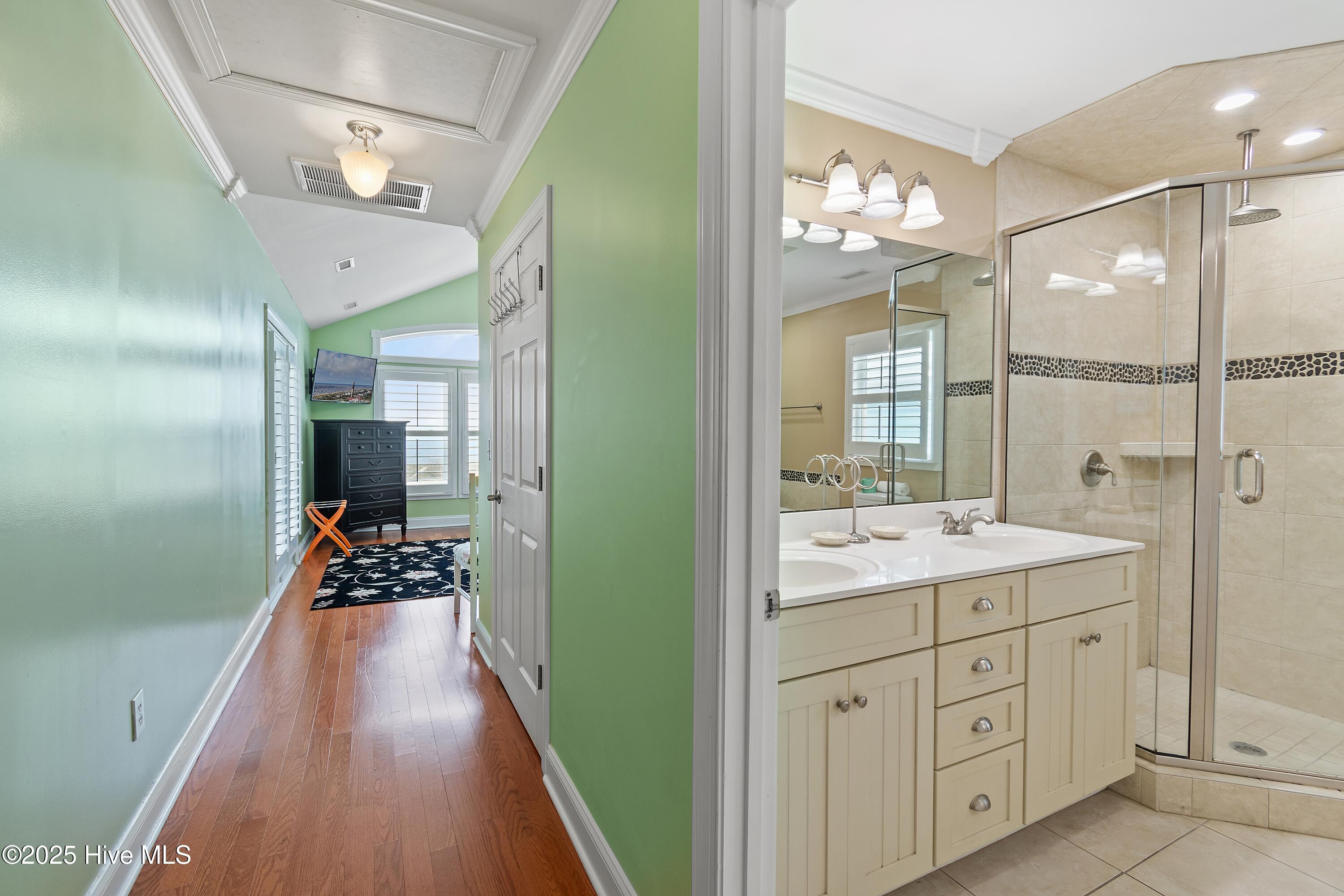 100504065 | Photo 51