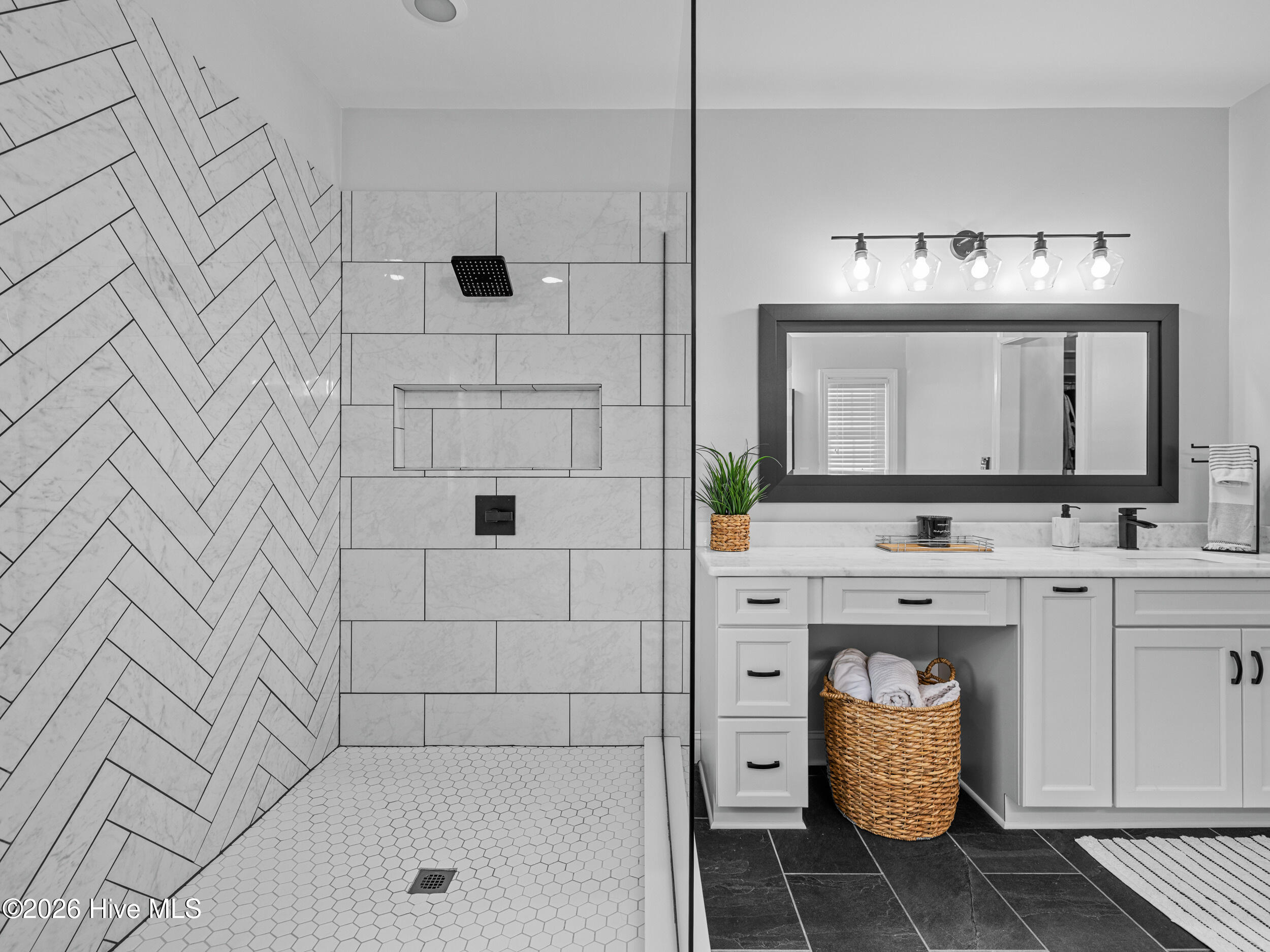 100557590 | Photo 48