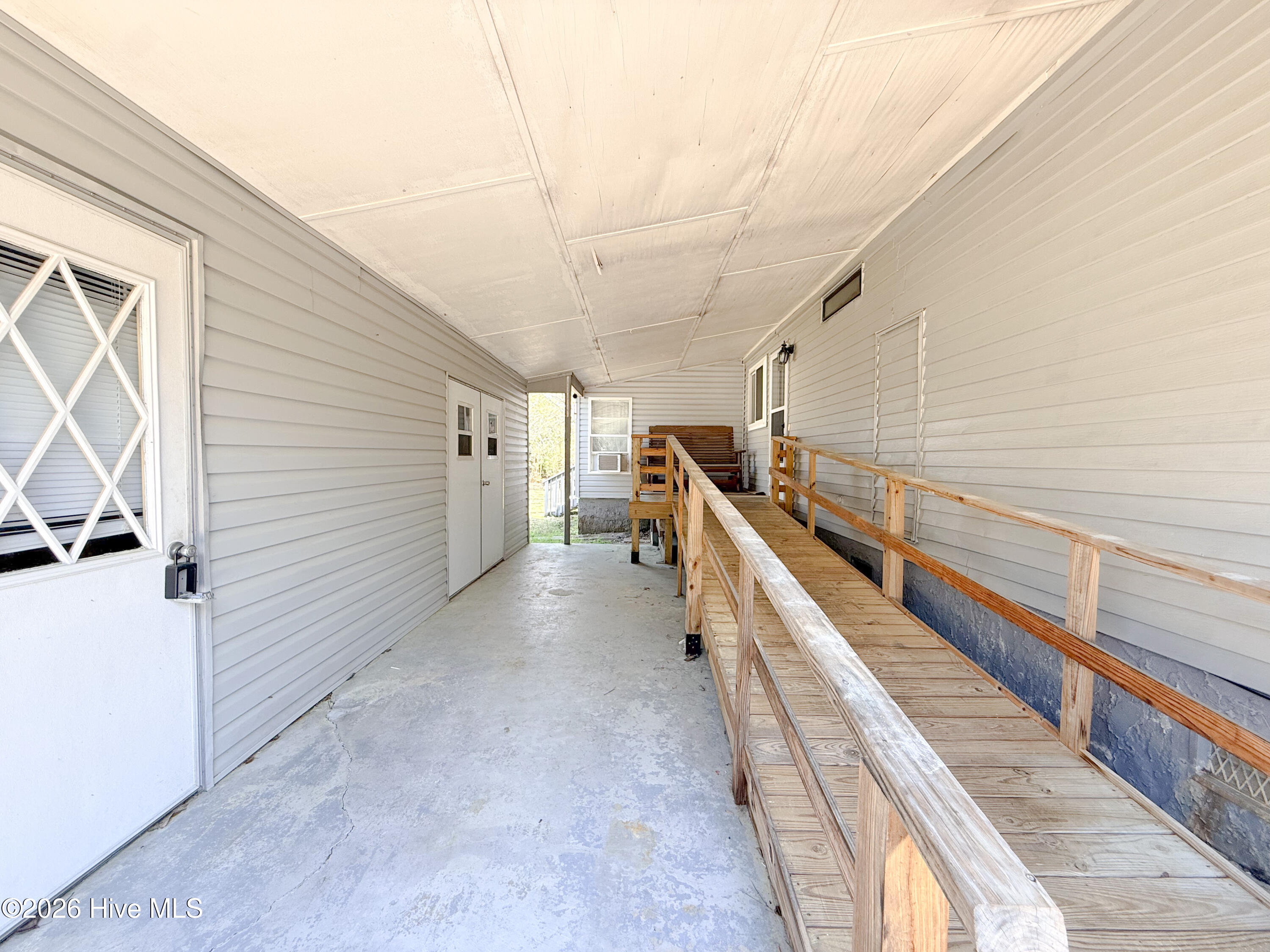 100563984 | Photo 48