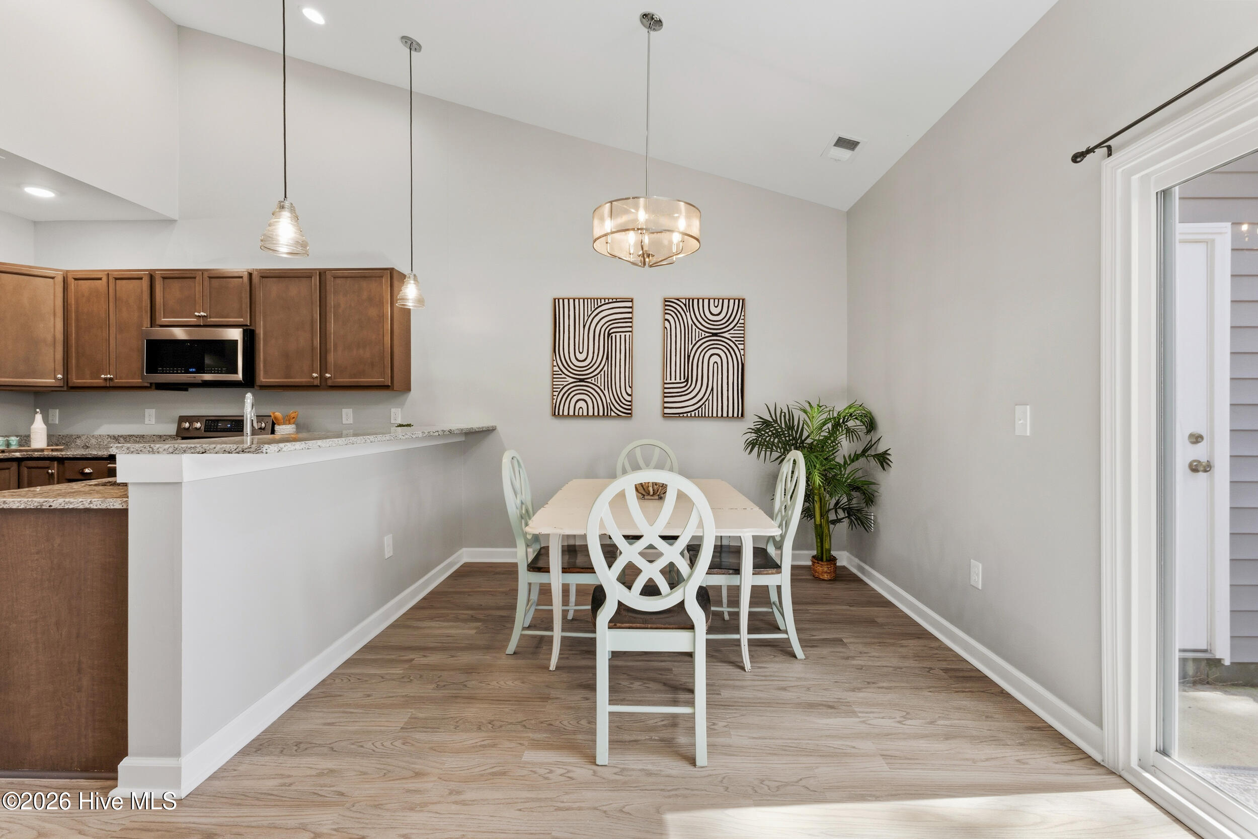 100558693 | Photo 15