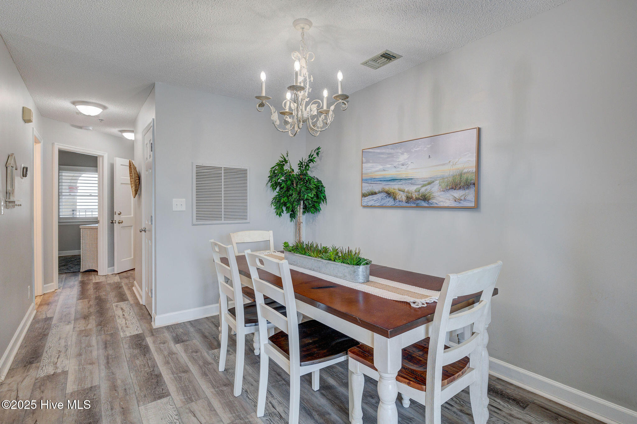 100526361 | Photo 26