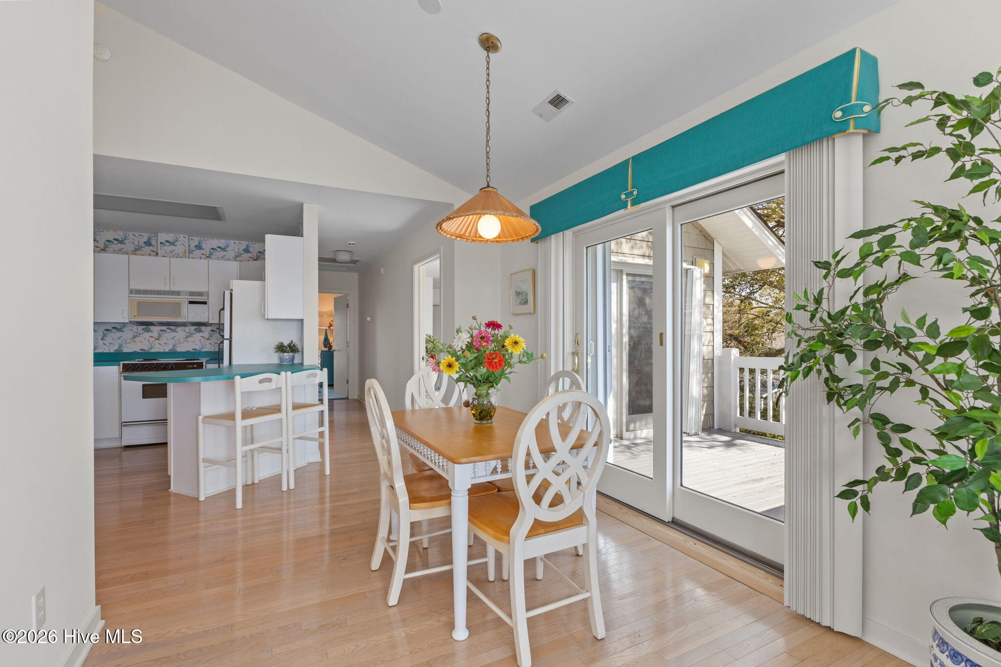 100564648 | Photo 38