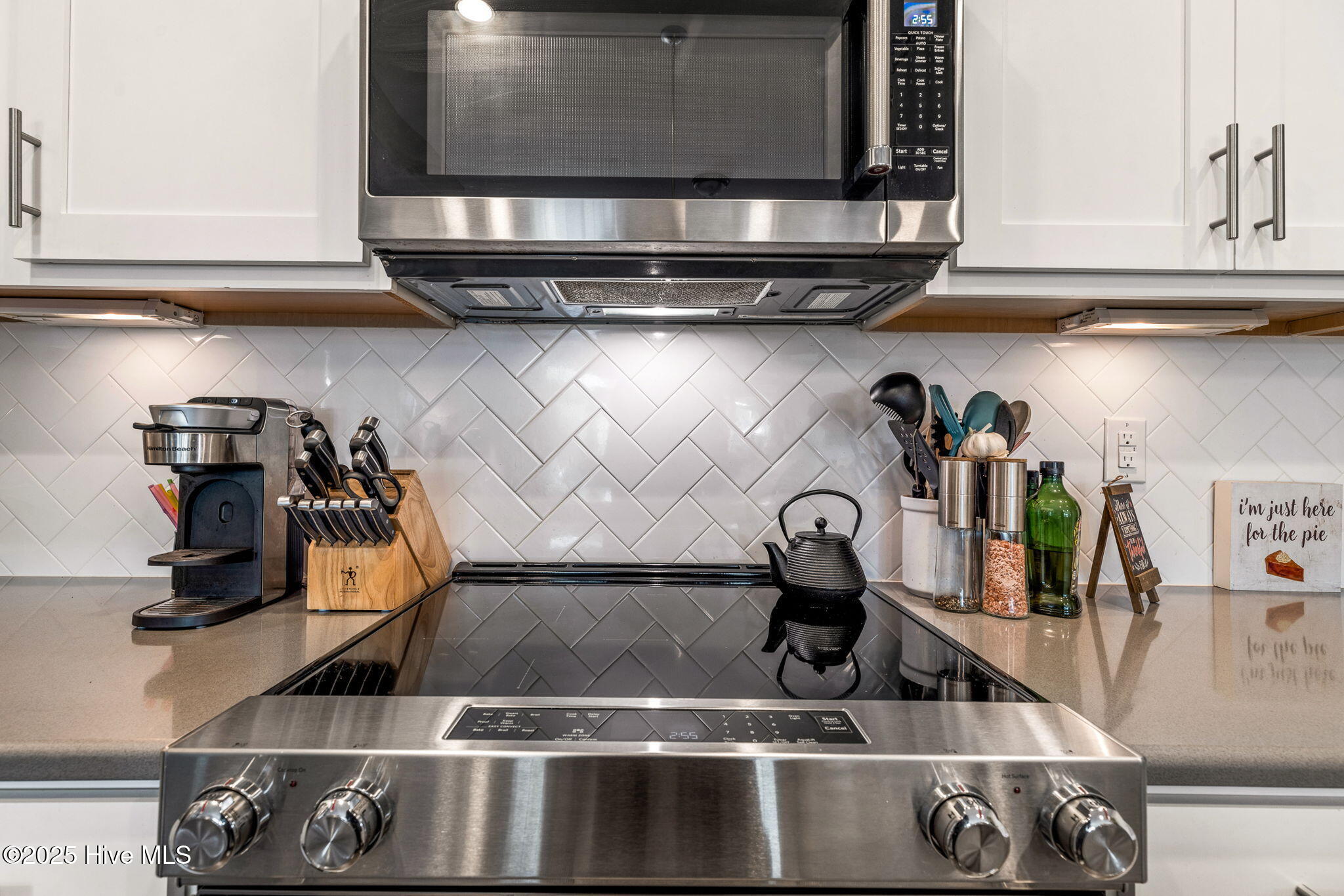 100542385 | Photo 23