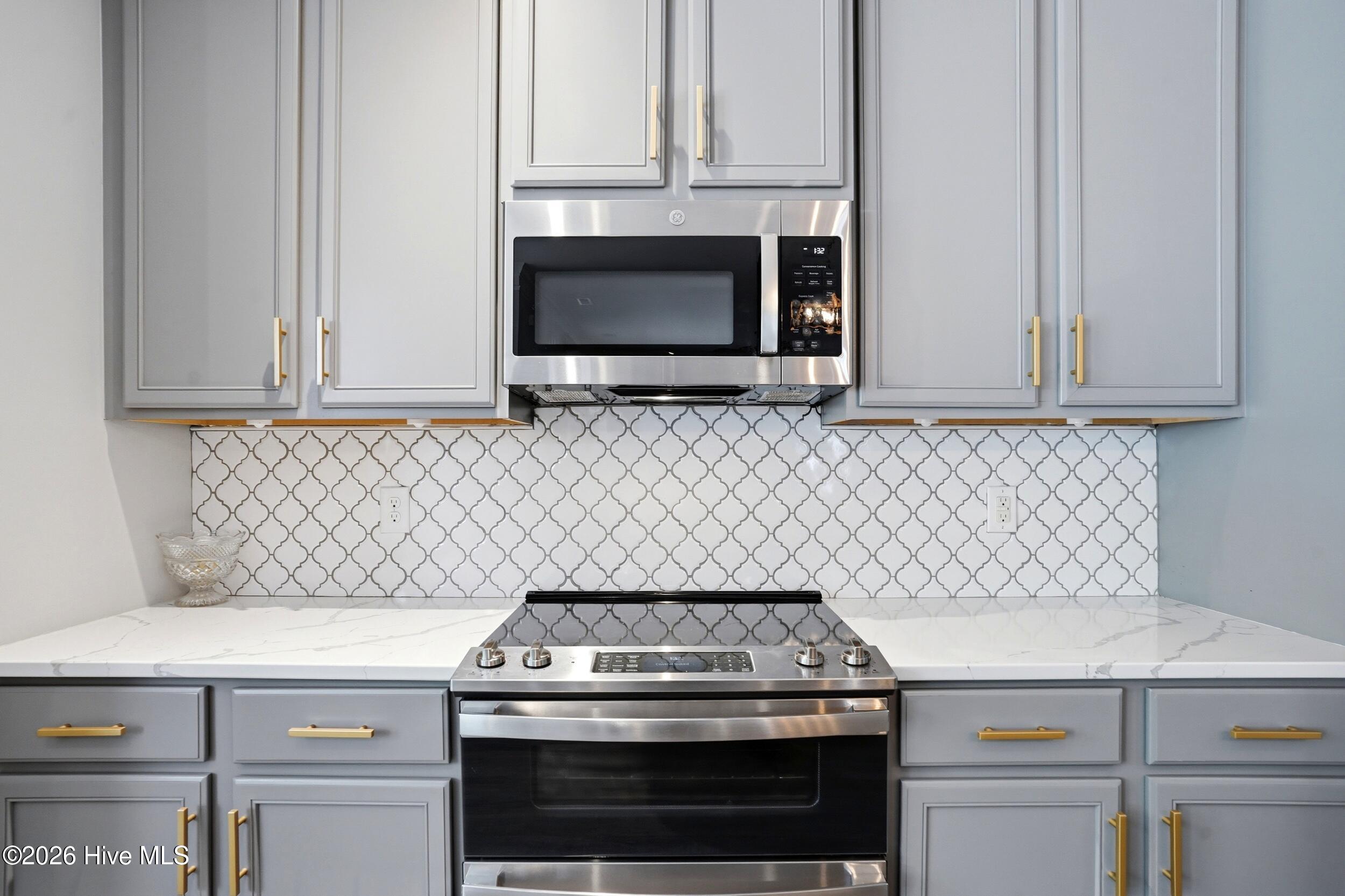 100570216 | Photo 13