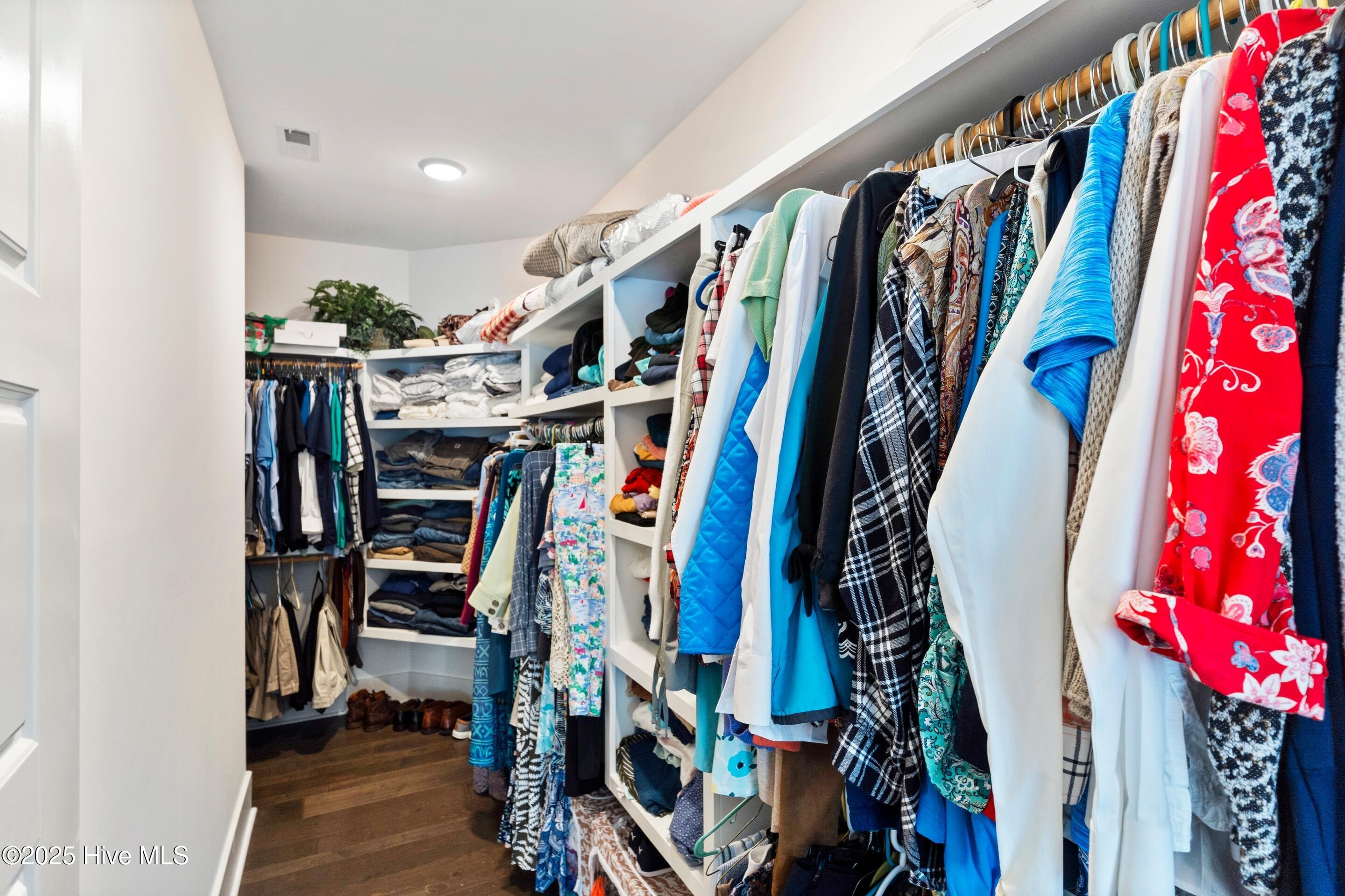 100527117 | Photo 23