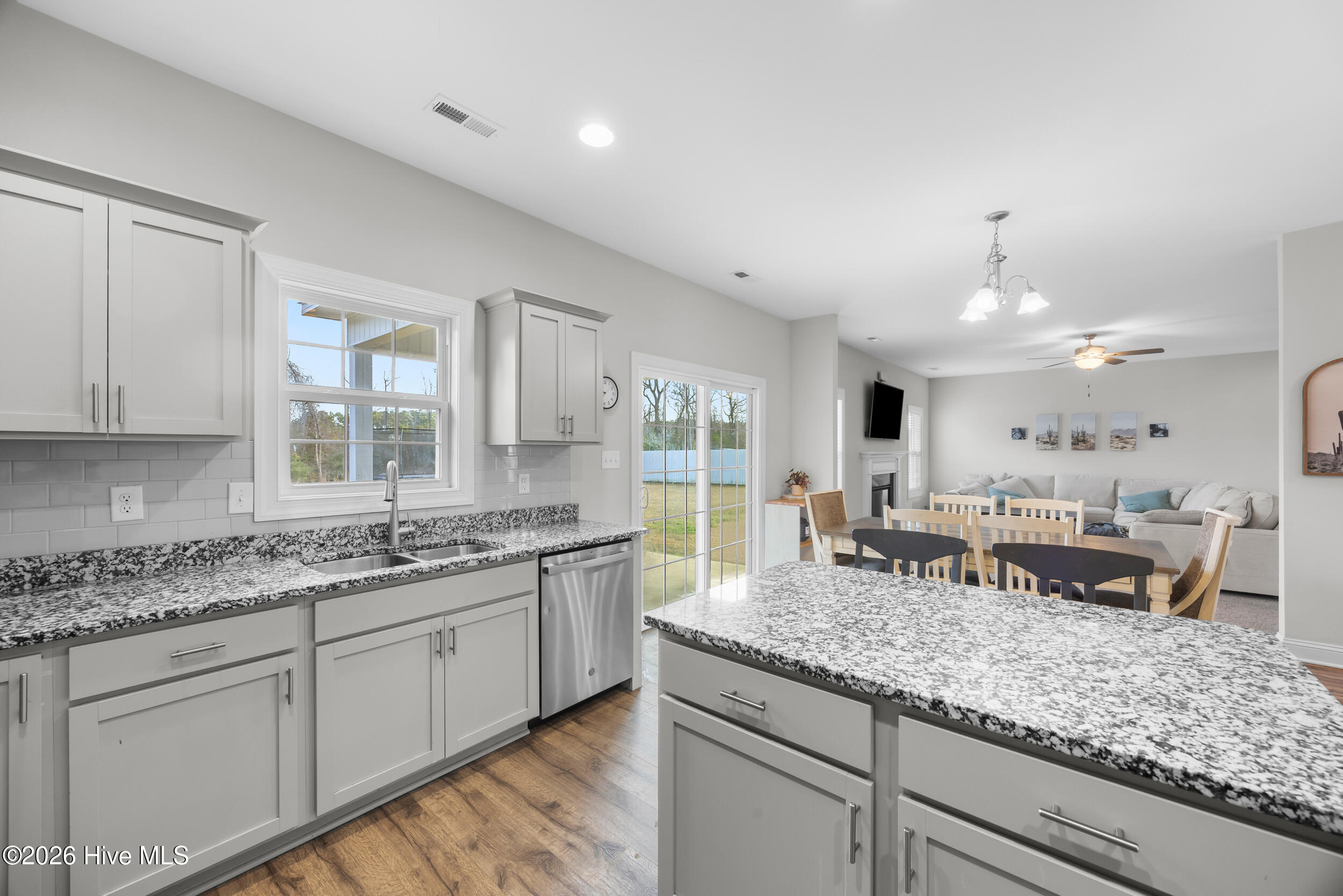 100559002 | Photo 23