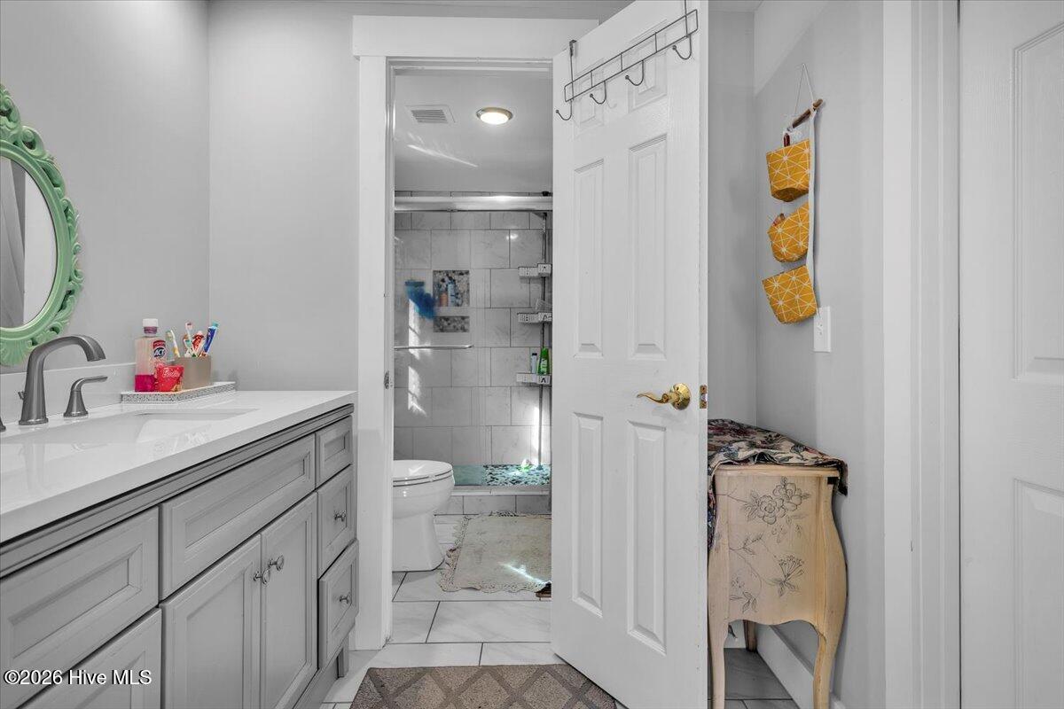 100548793 | Photo 26