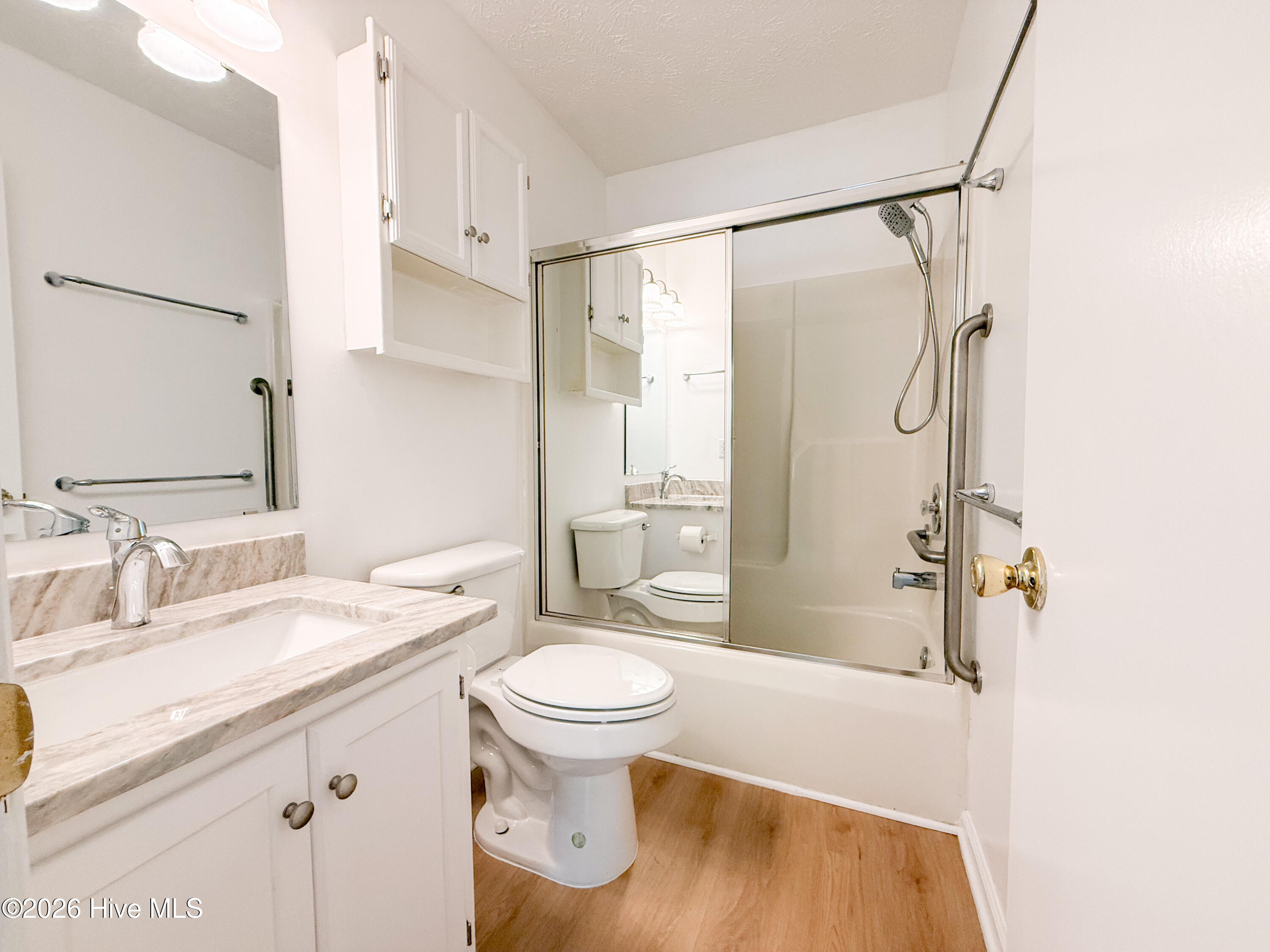 100568255 | Photo 37