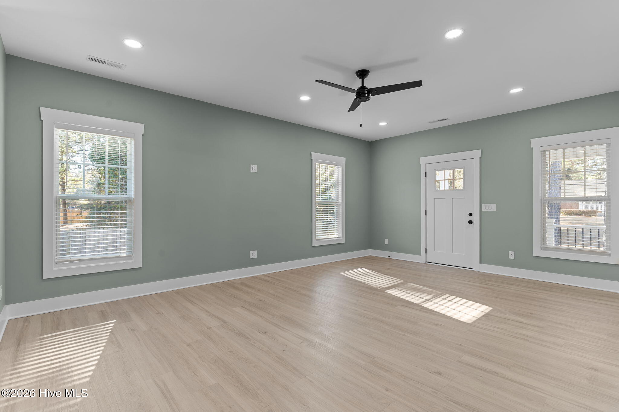 100548399 | Photo 14