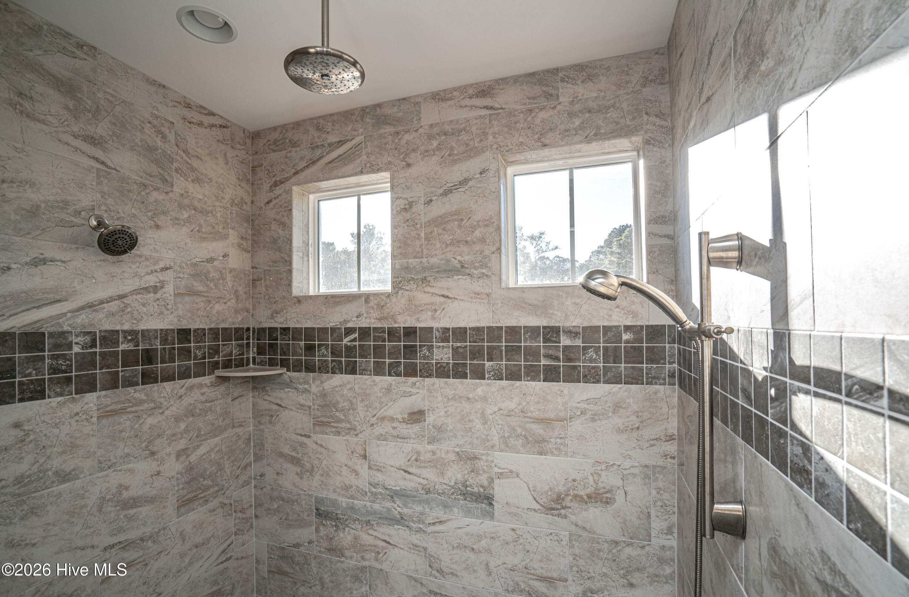 100550389 | Photo 45