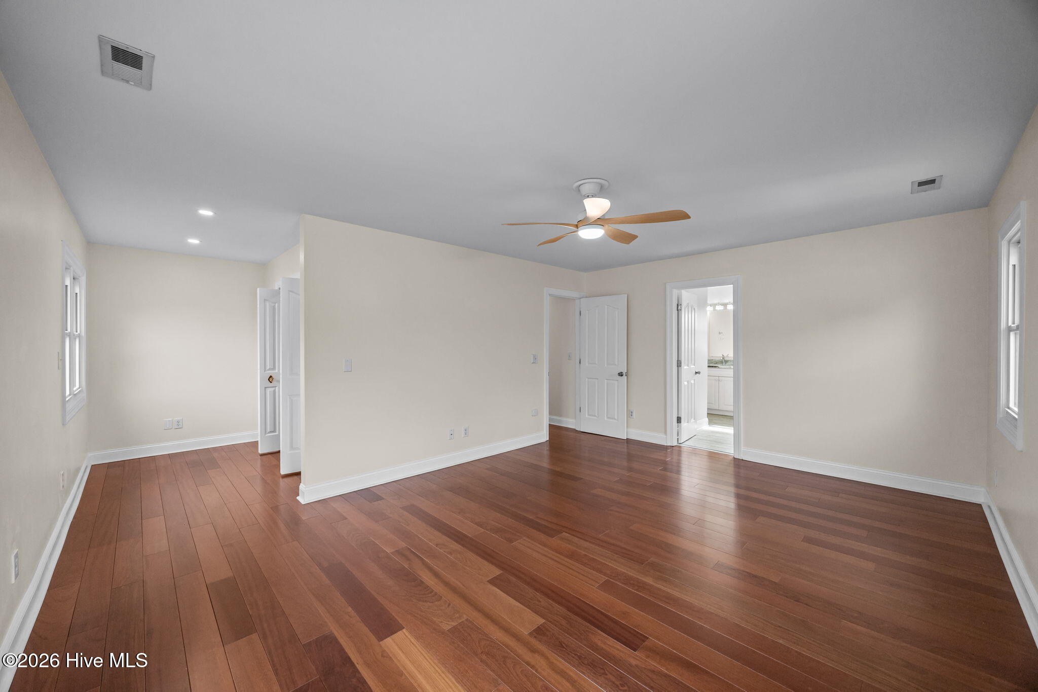 100557561 | Photo 23