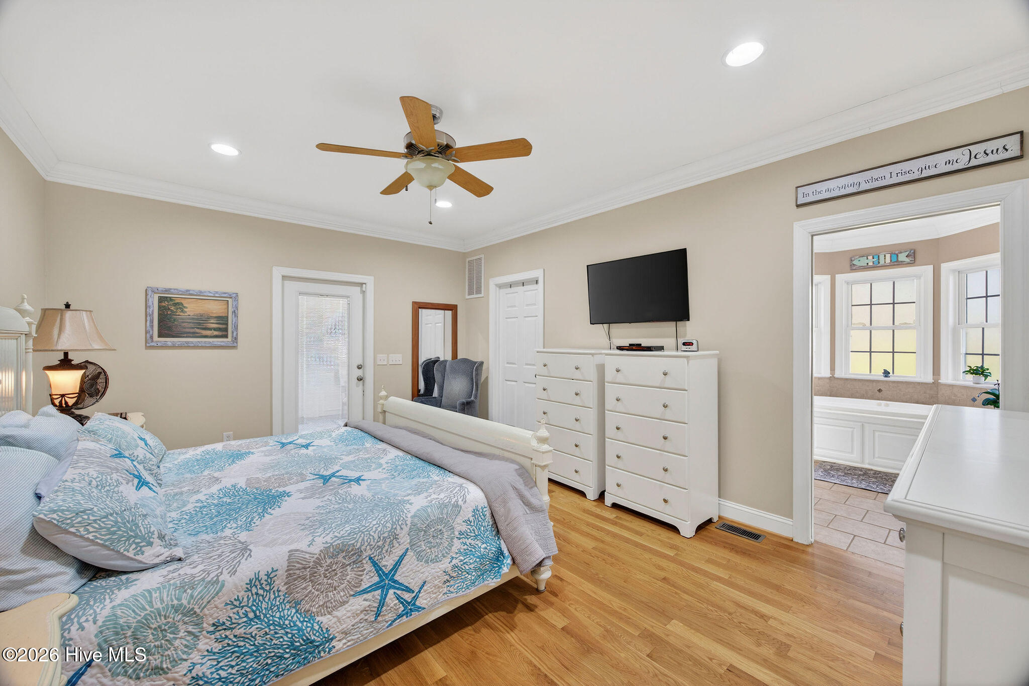 100554164 | Photo 46